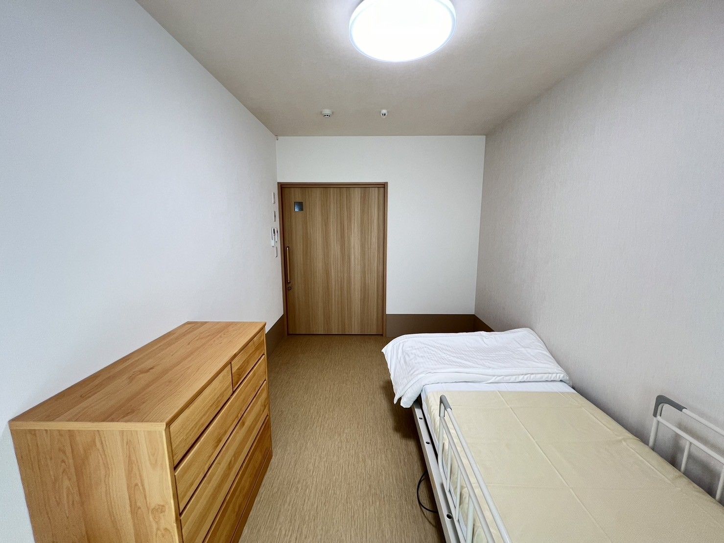 お部屋でくつろぐご入居者様
