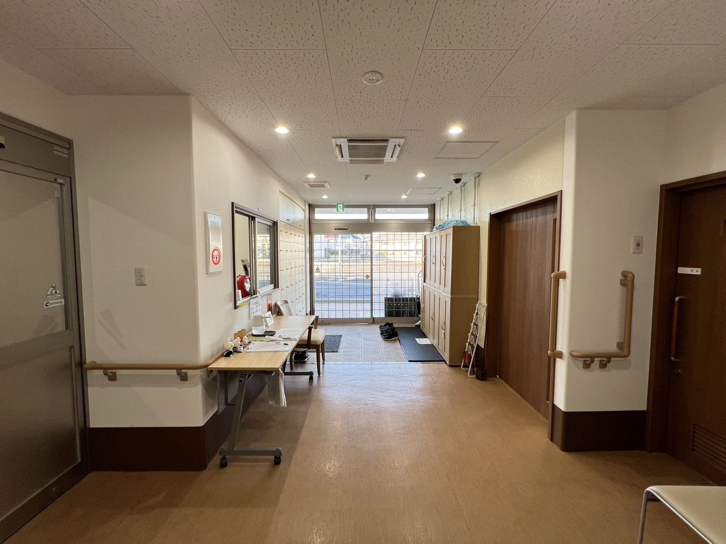 明るい廊下と出入口