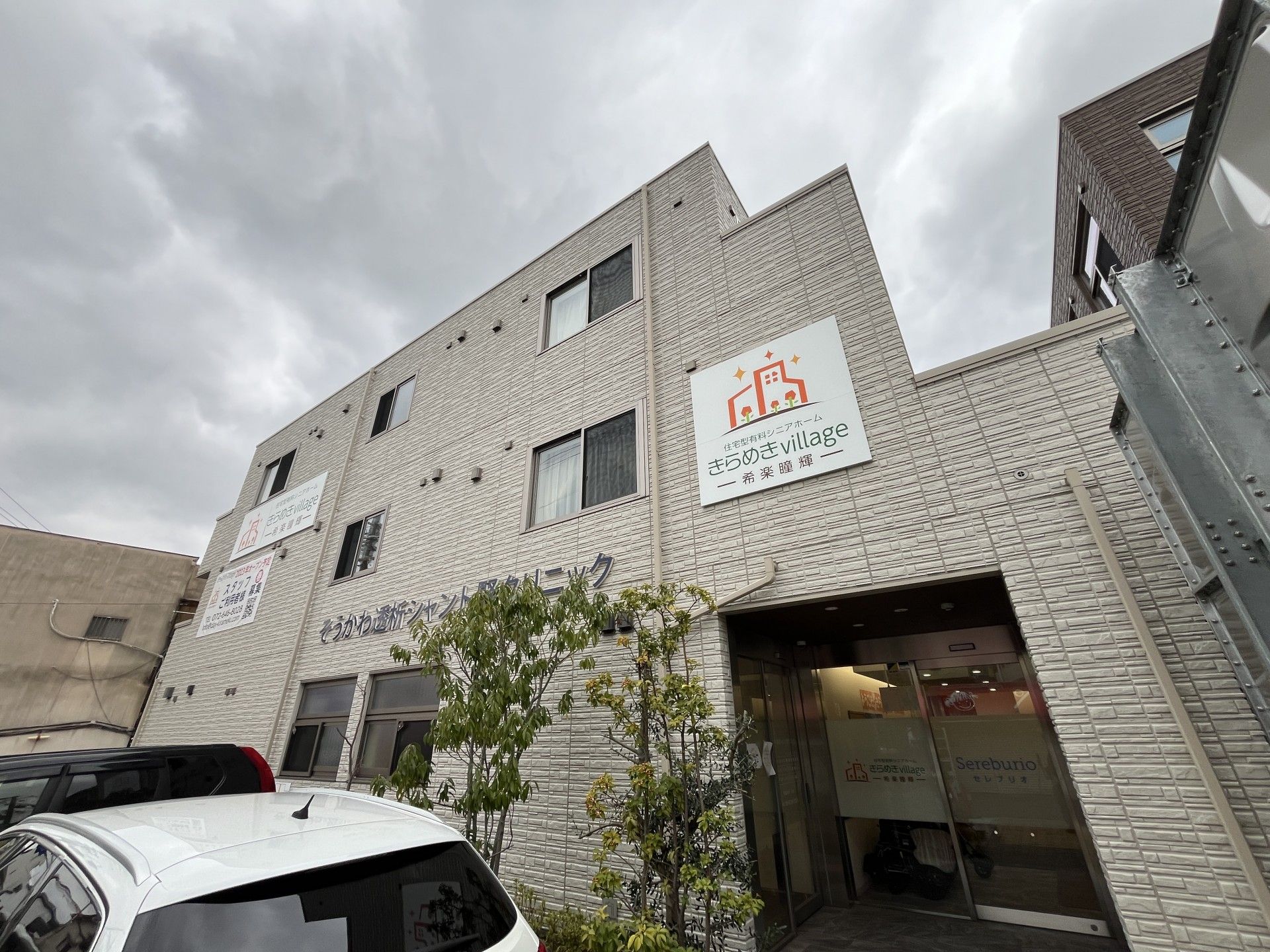 ゆったりとした入口の建物