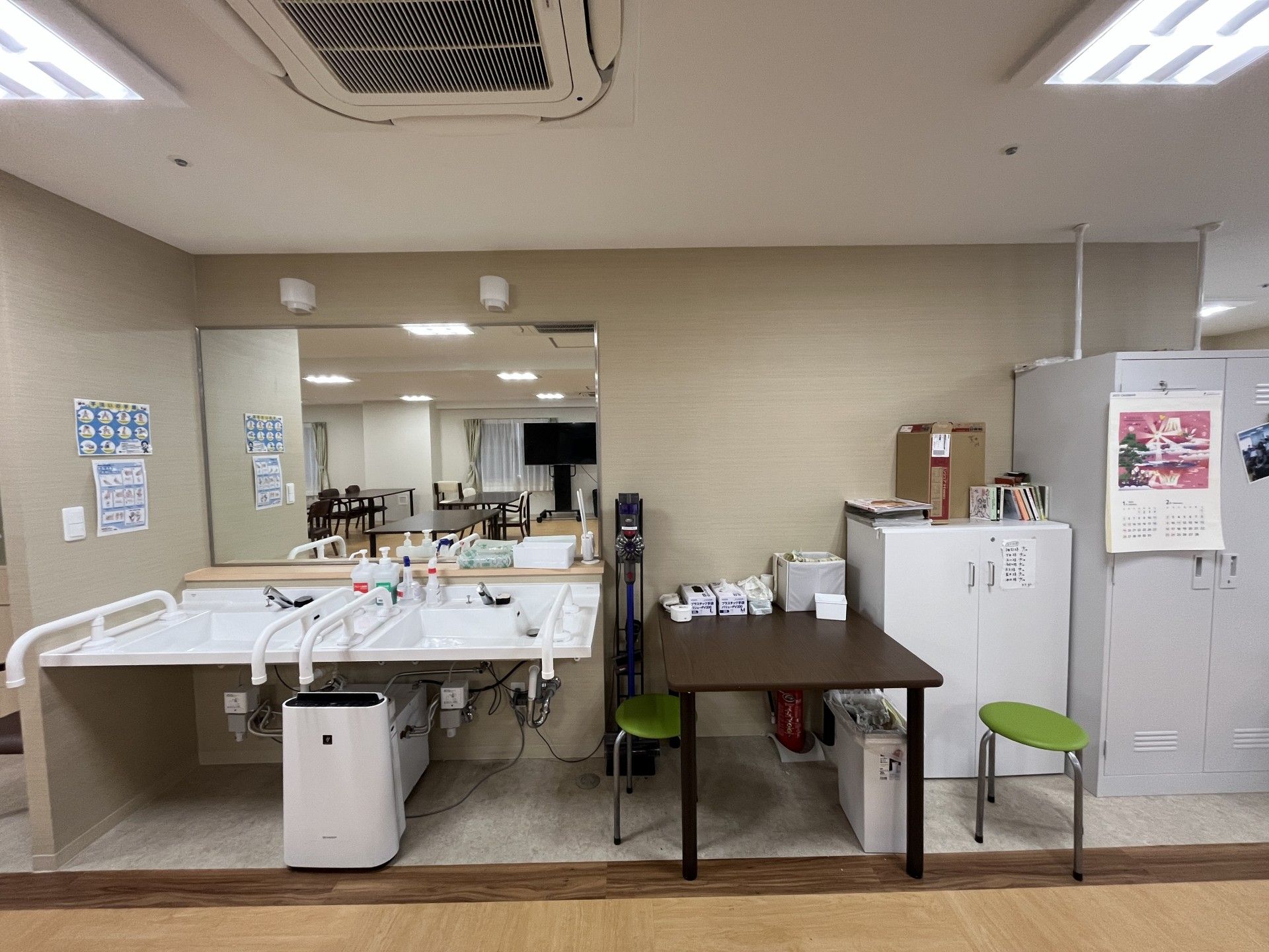 洗面台と収納棚のある部屋