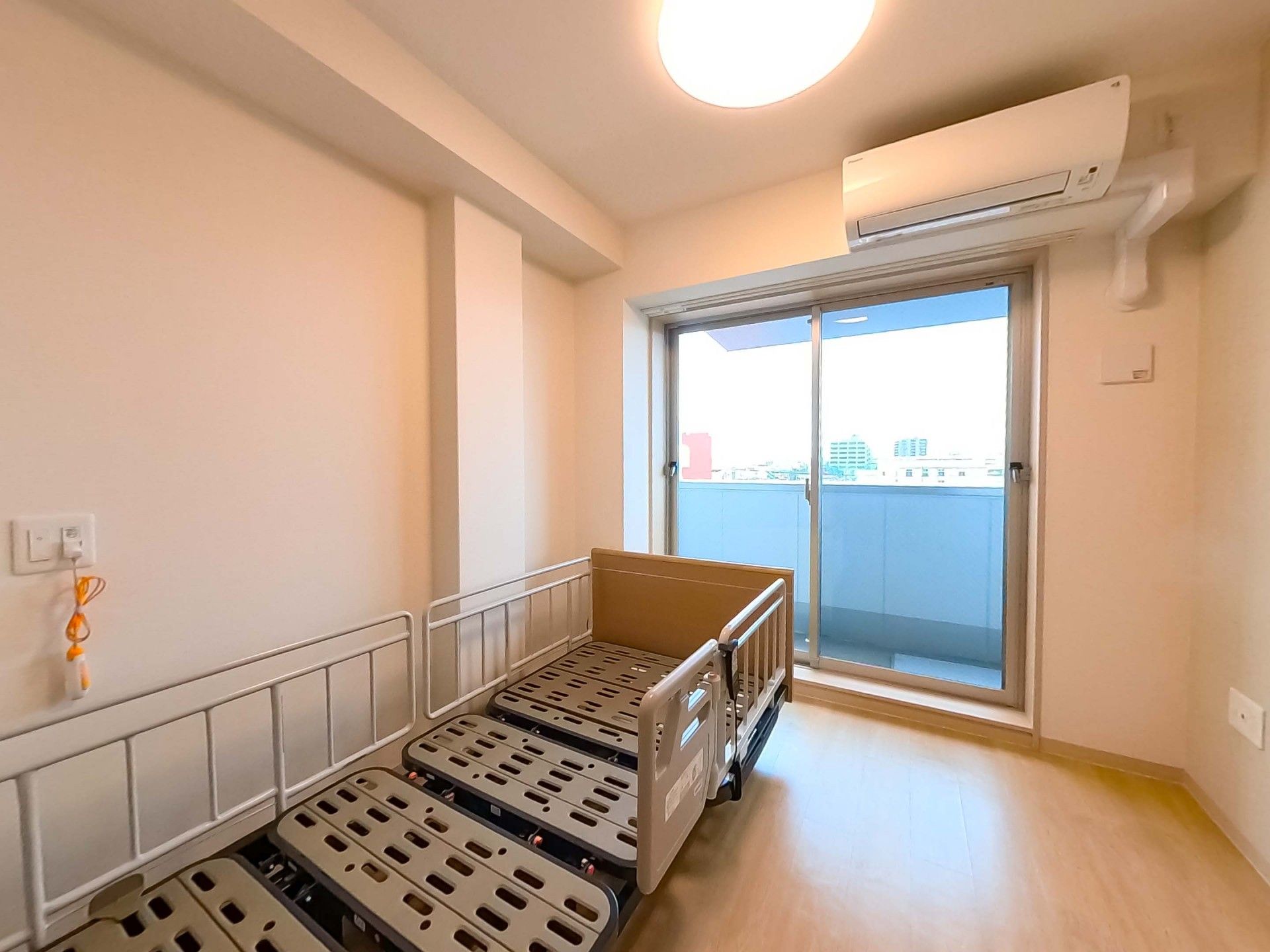 ベッドと窓のある部屋