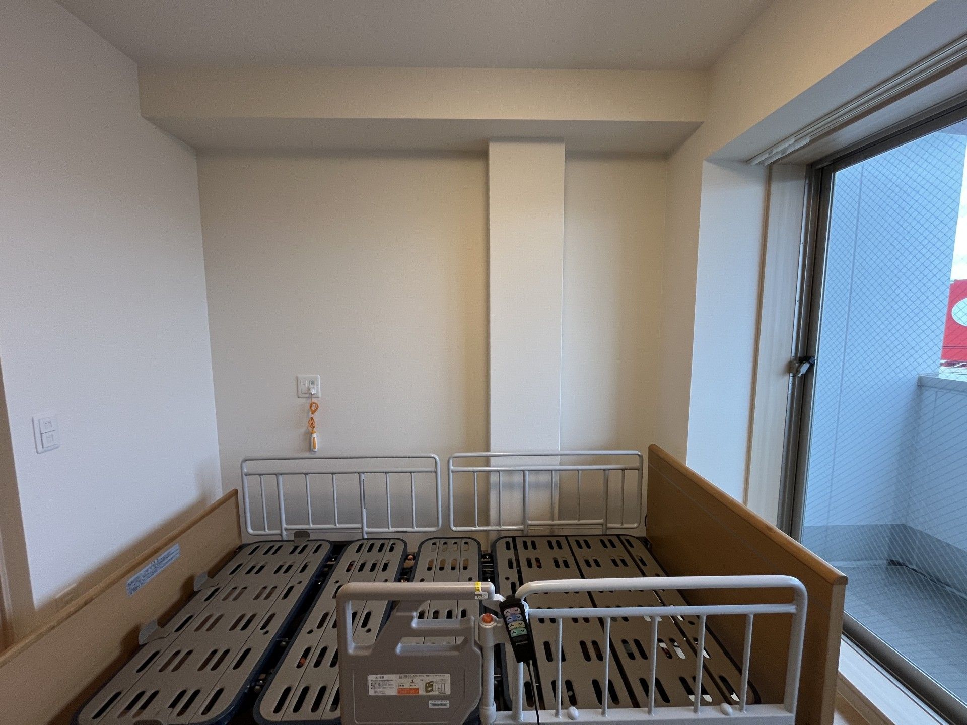 ベッドと窓のある部屋