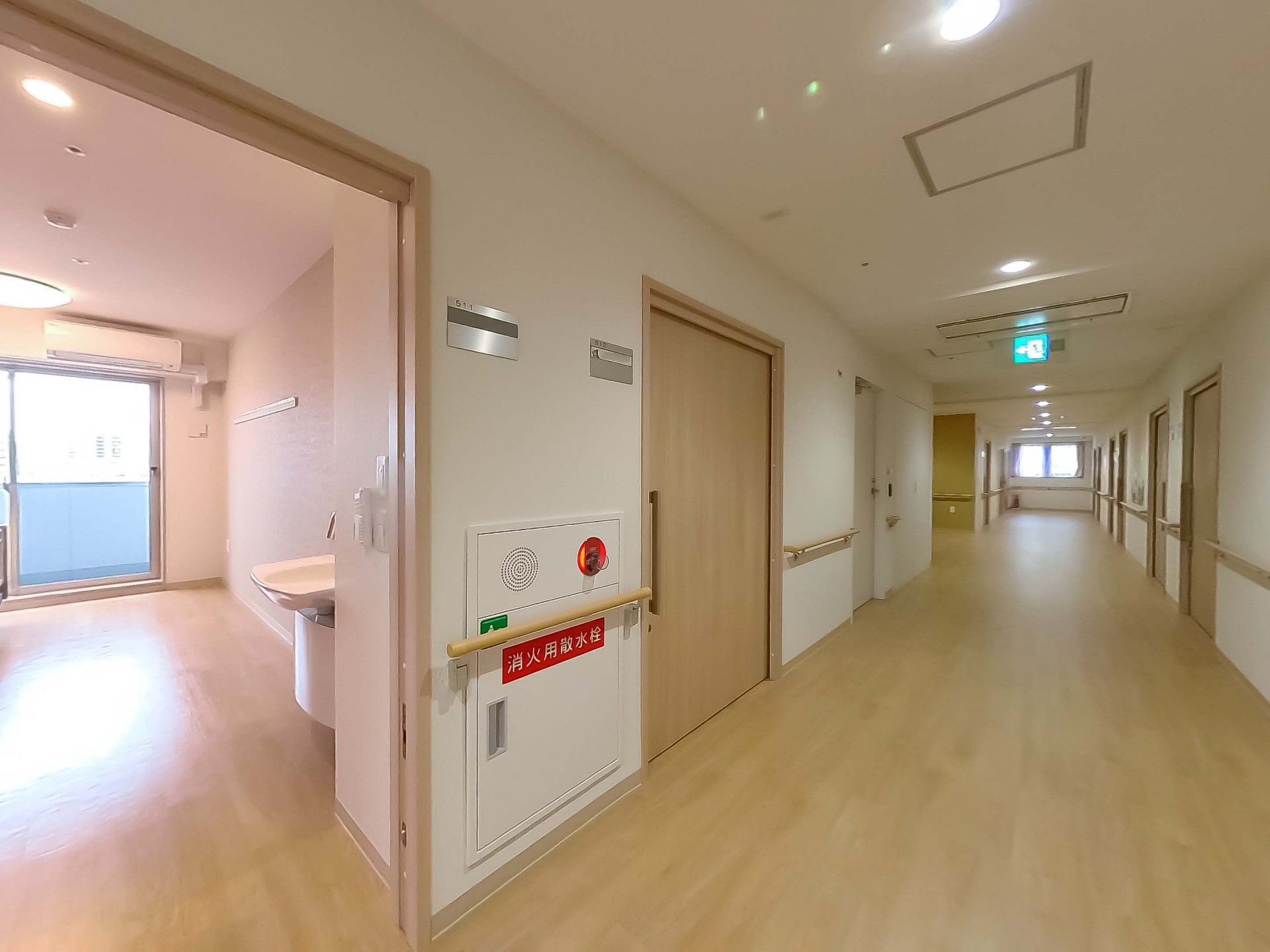 明るい廊下と居室