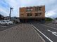 静かな街角にある施設の外観
