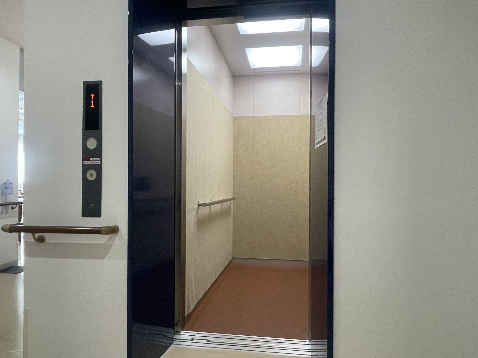 バリアフリー設計のエレベーター