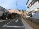 駐車場と建物の外観