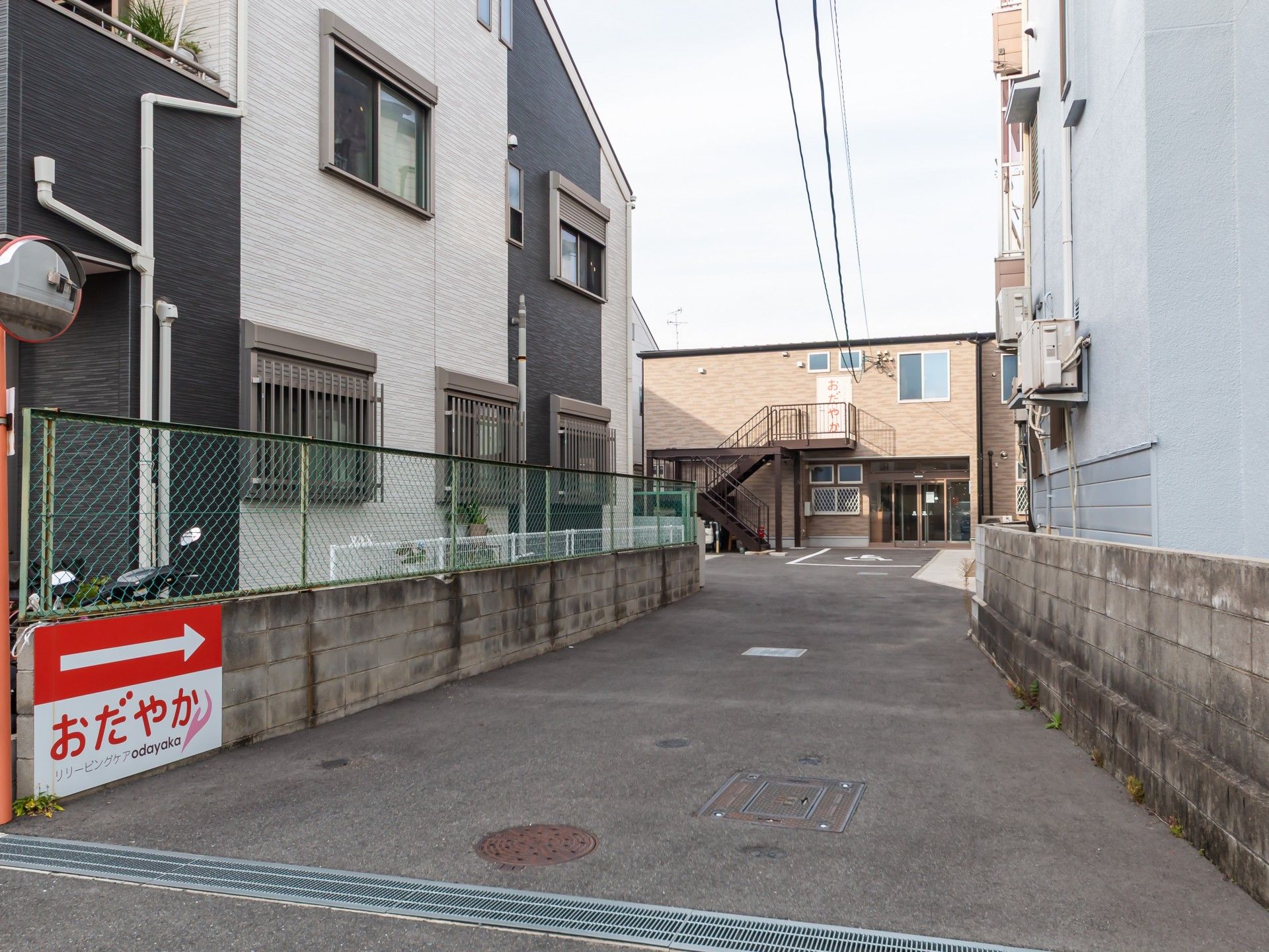 建物の外観と入口