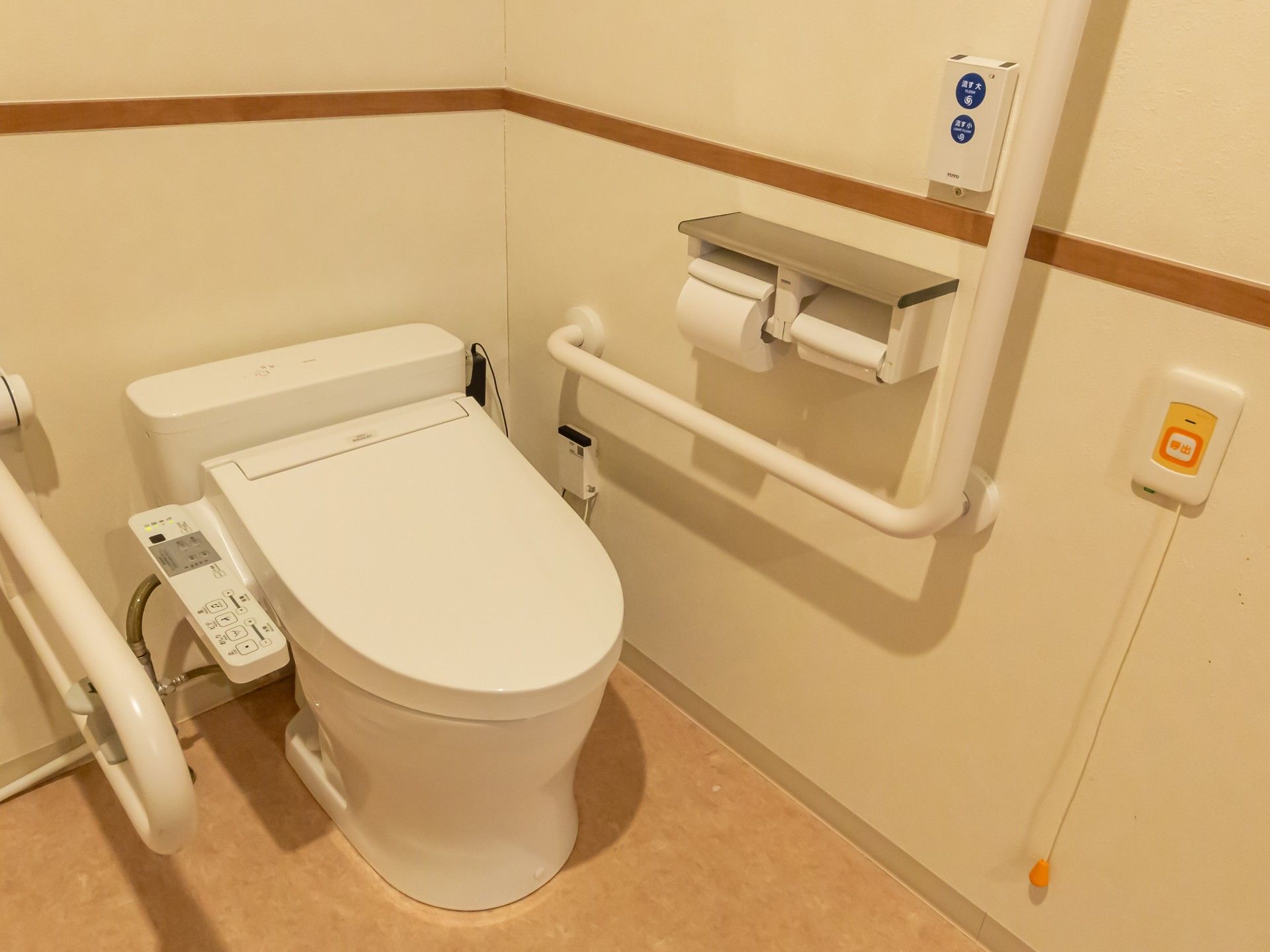手すり付きのトイレ