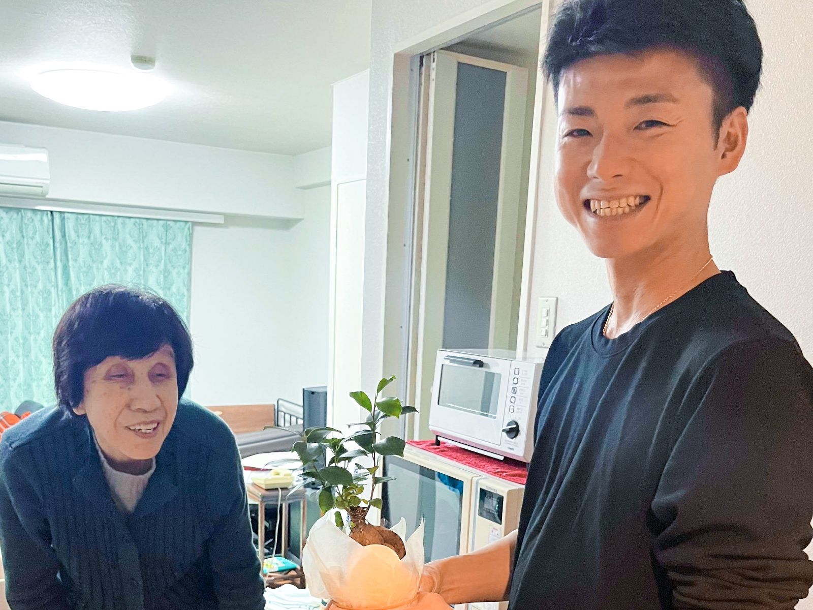 笑顔で交流する入居者と職員
