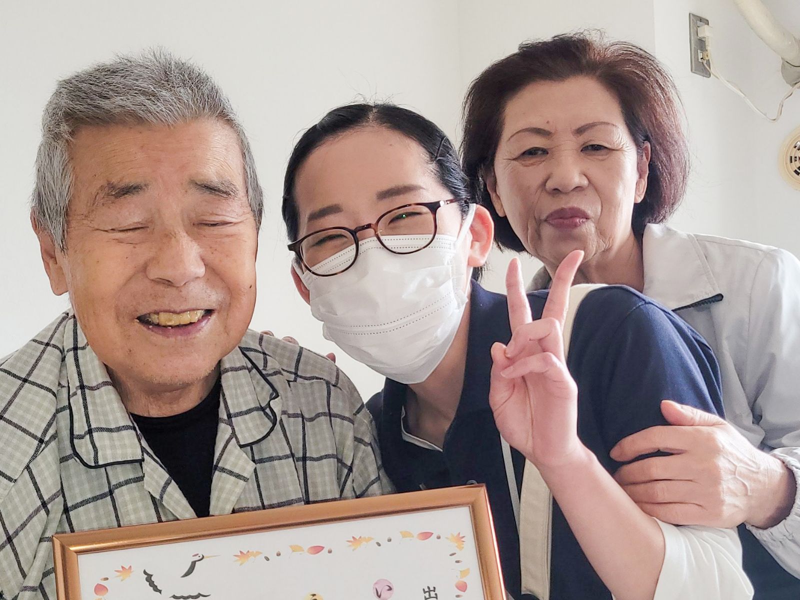 笑顔の高齢者とスタッフ居室