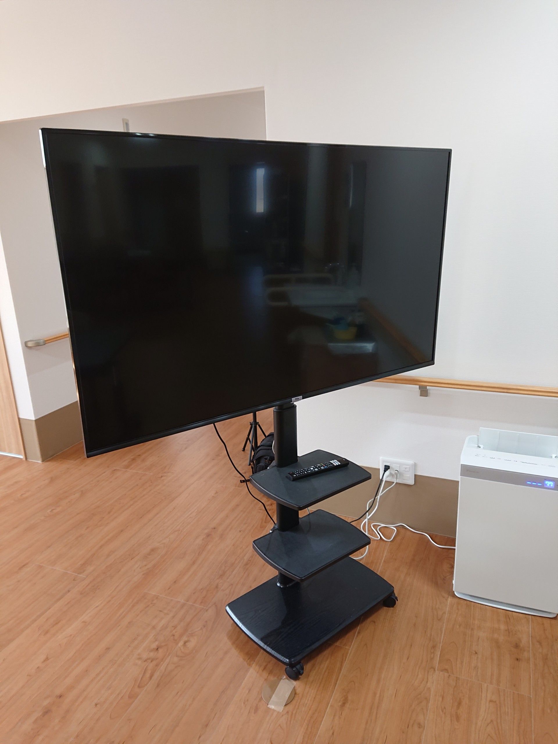 大きなテレビがある共有スペース