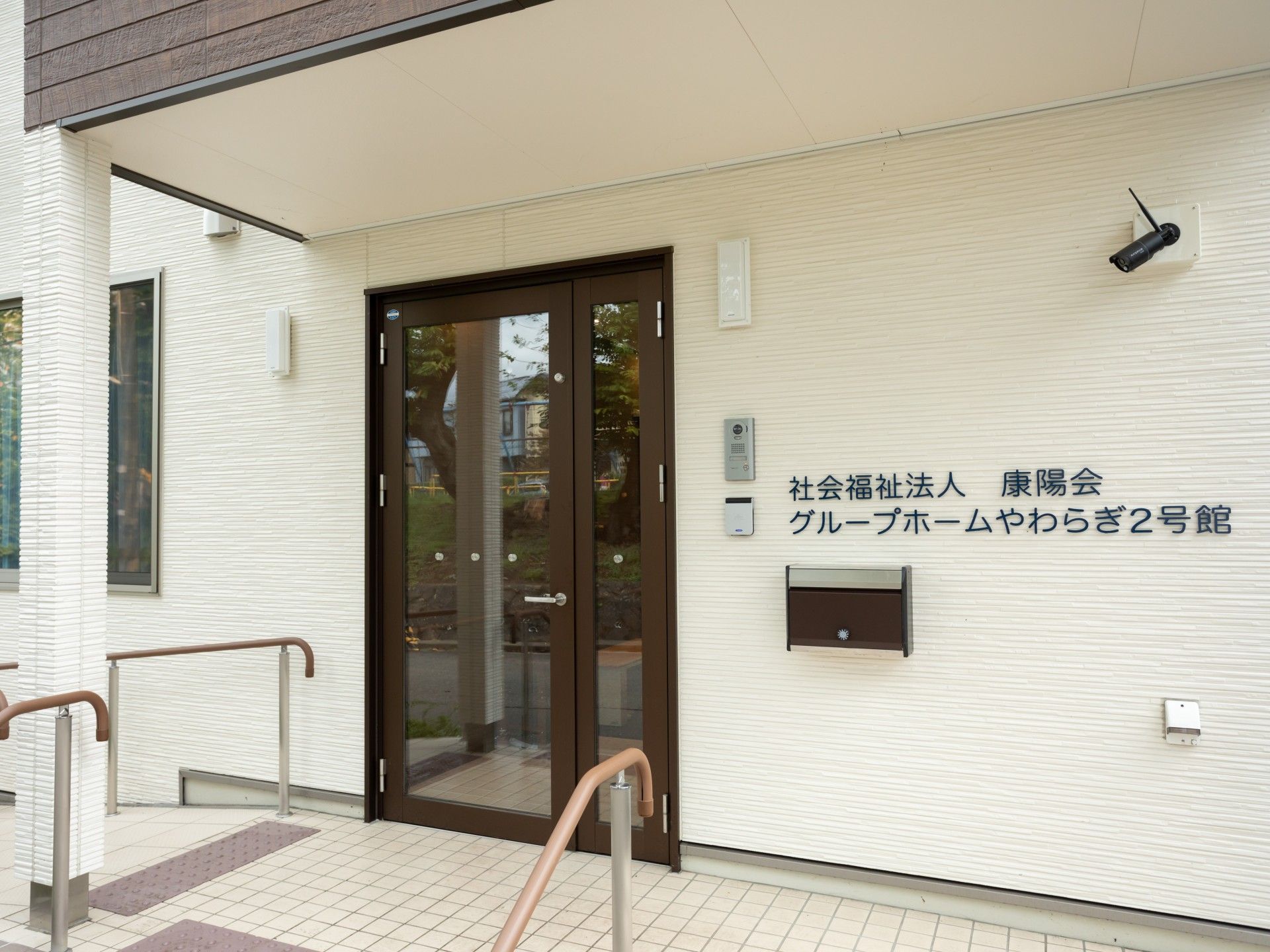ポストが入り口に設置されている