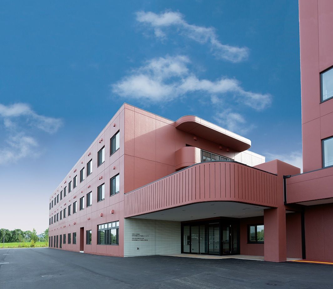広々としたモダンな建物正面