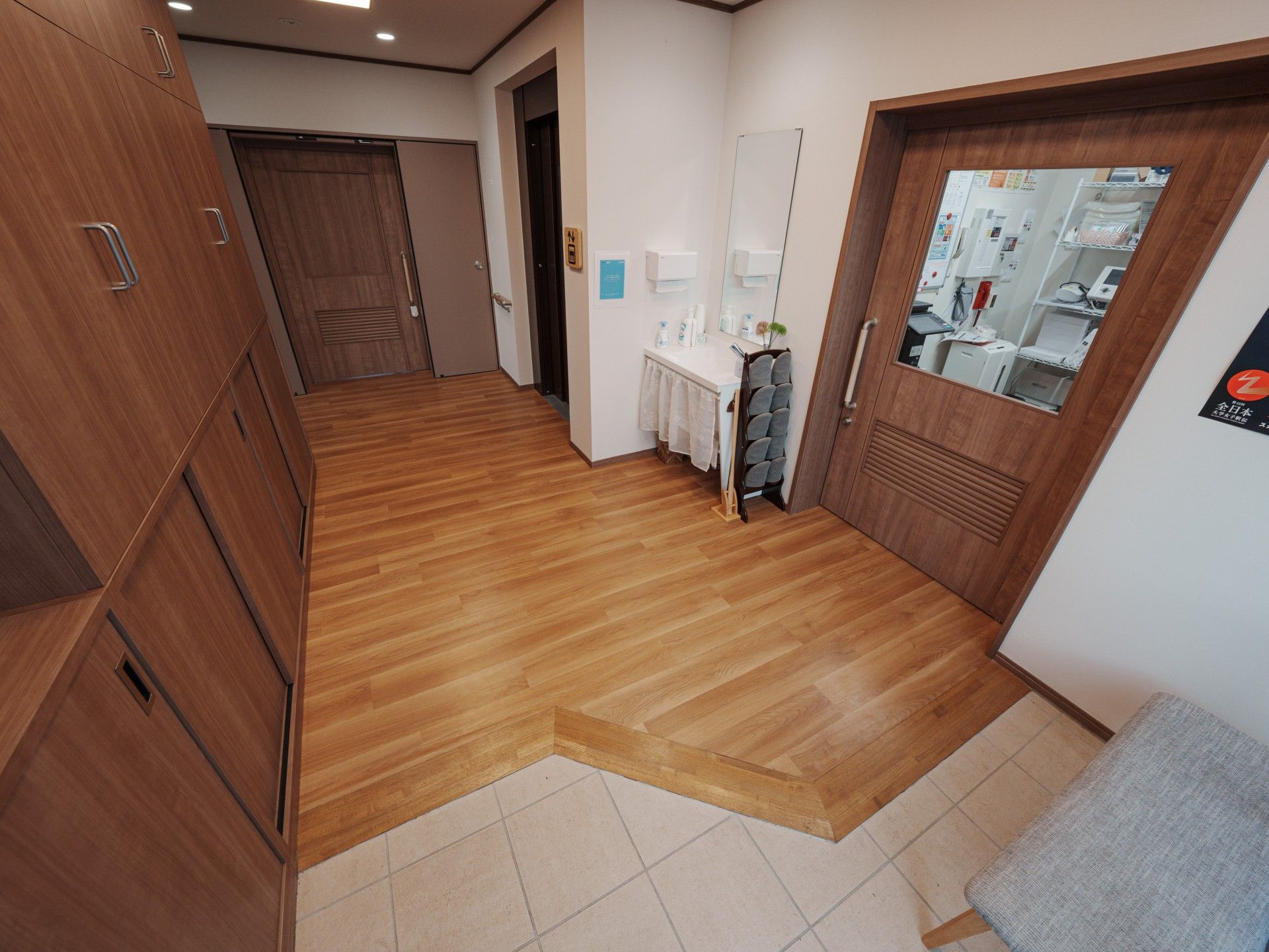 明るい廊下の角部屋
