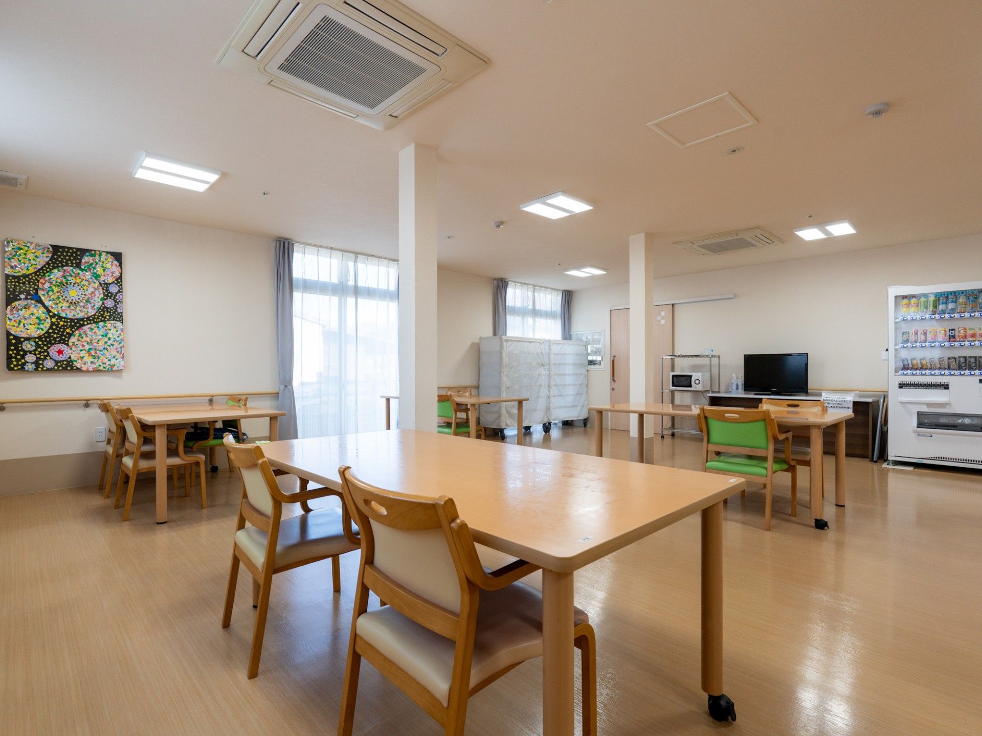部屋でくつろぐご入居者様