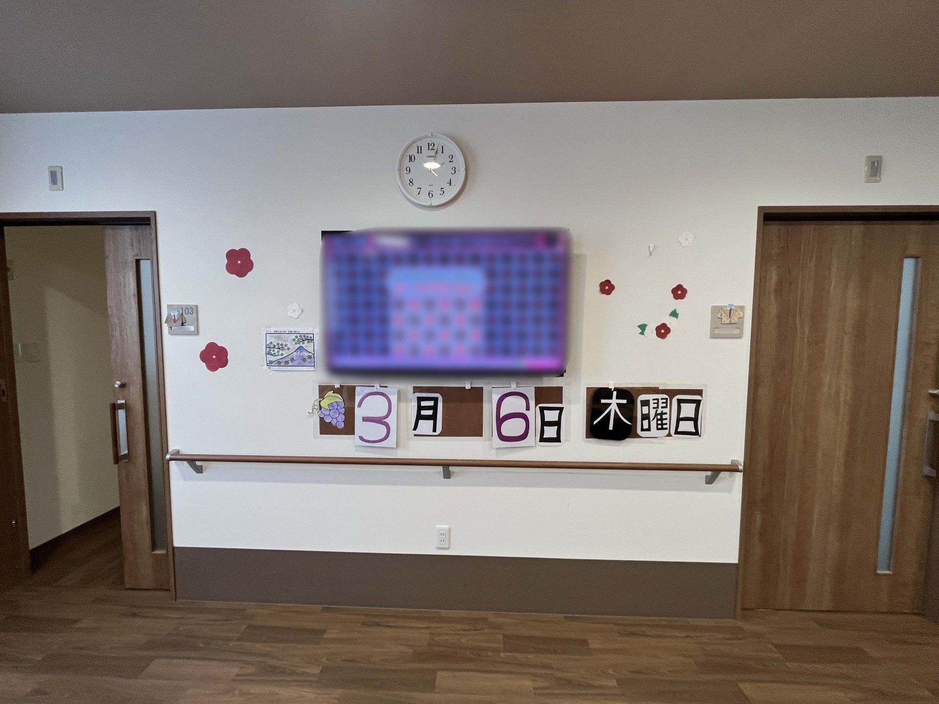 壁の装飾と日付表示