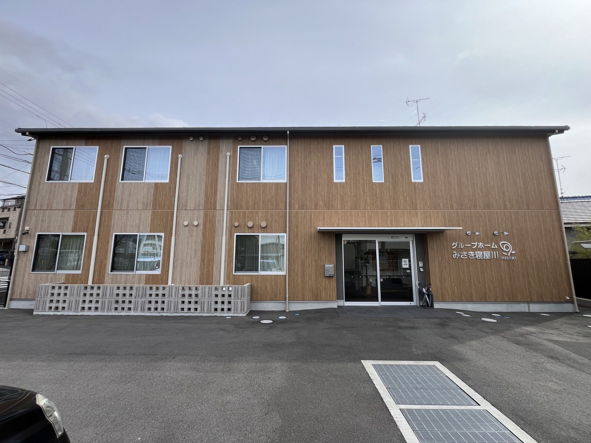 木目調の外観の建物