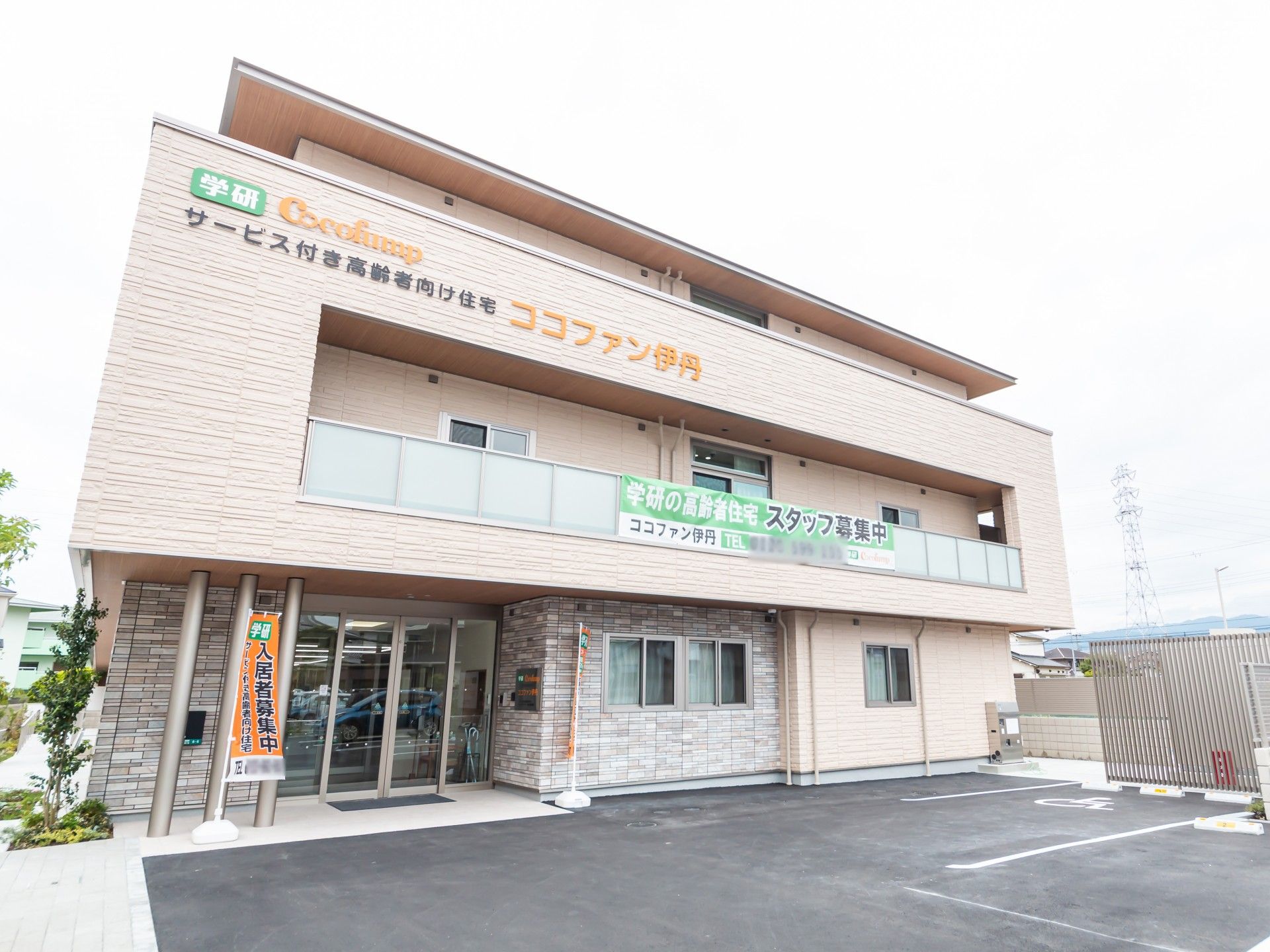 新築そうな施設の外観