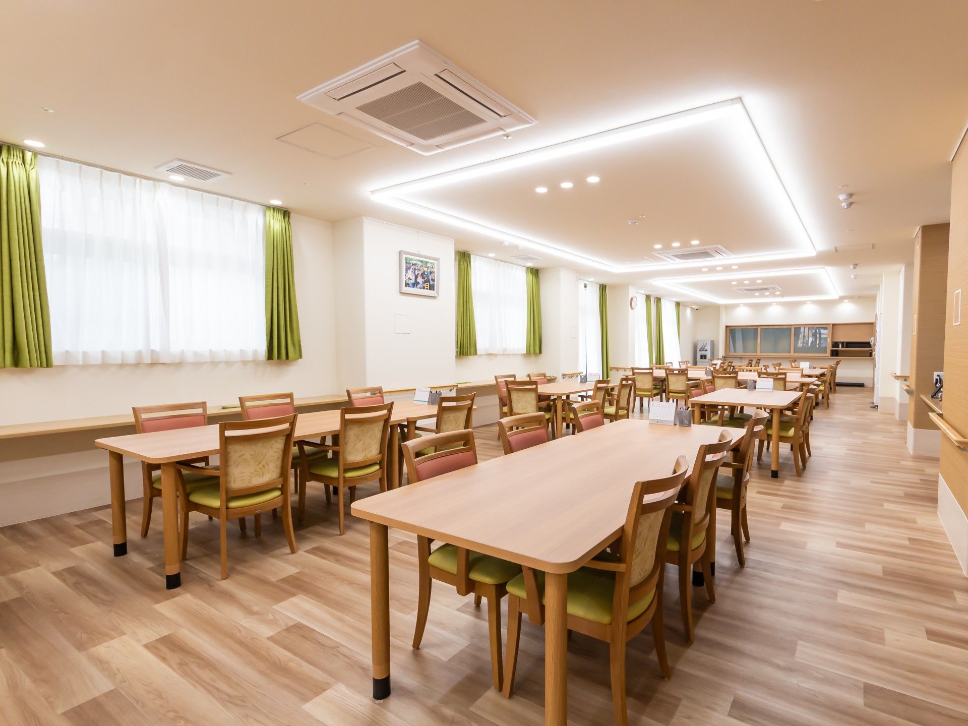 ご入居者様を見守るスタッフ