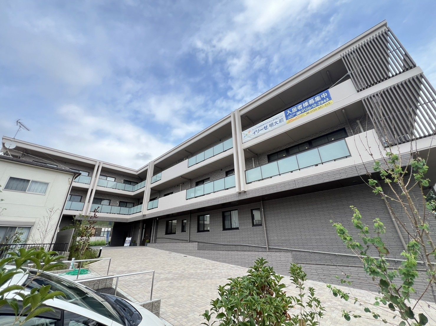 笑顔のスタッフと利用者廊下