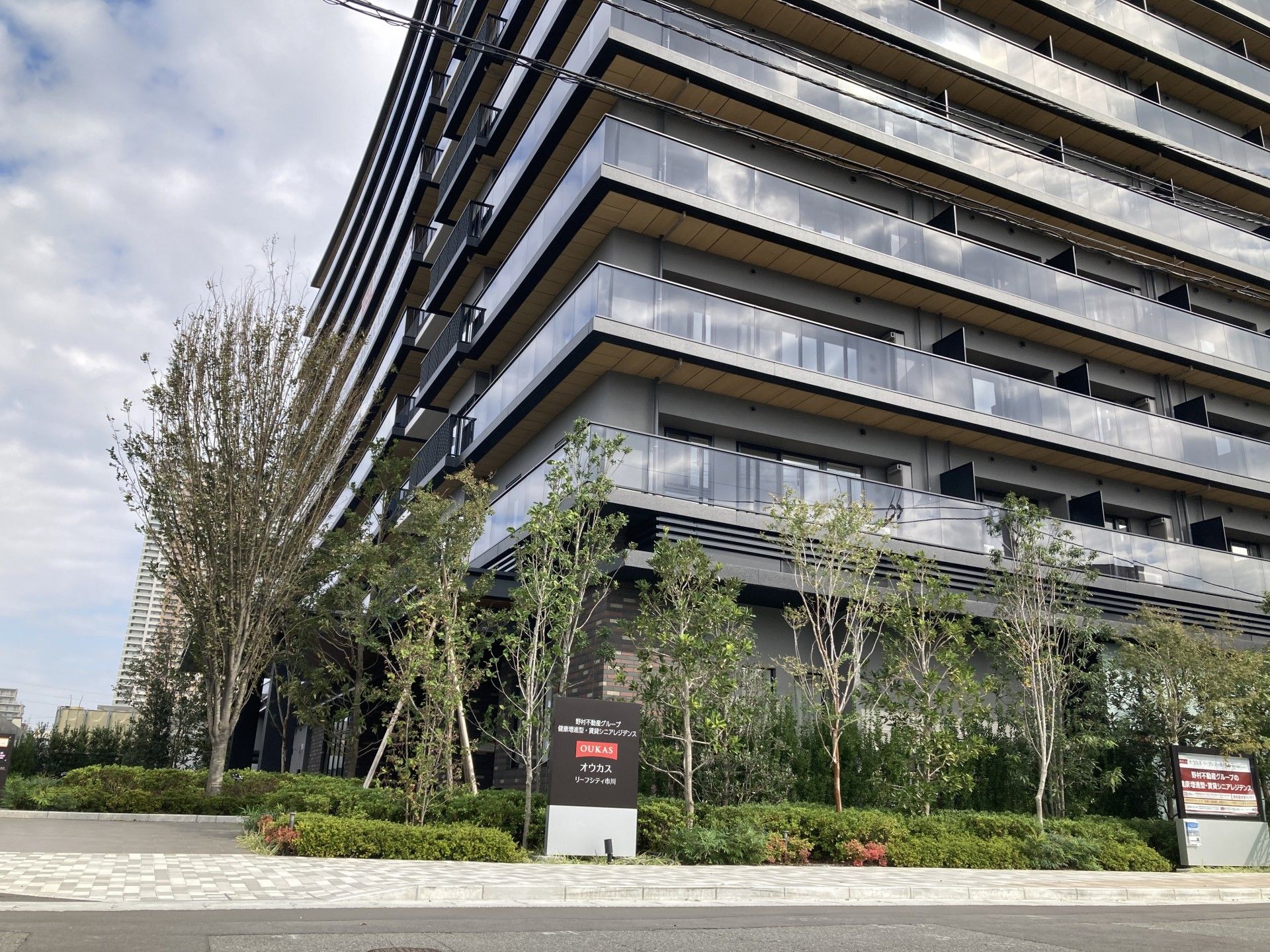 緑に囲まれた建物の外観