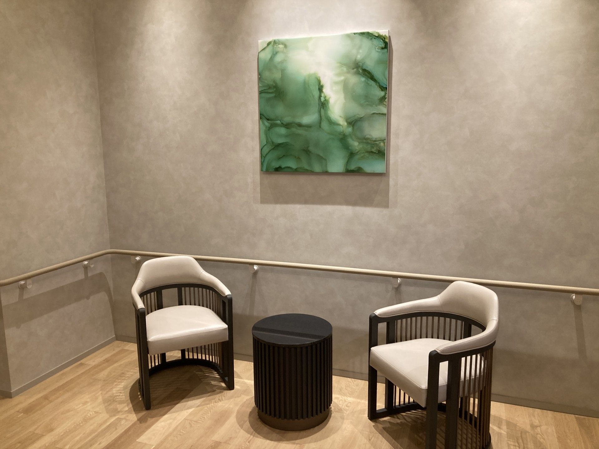 落ち着いた椅子と絵画の空間