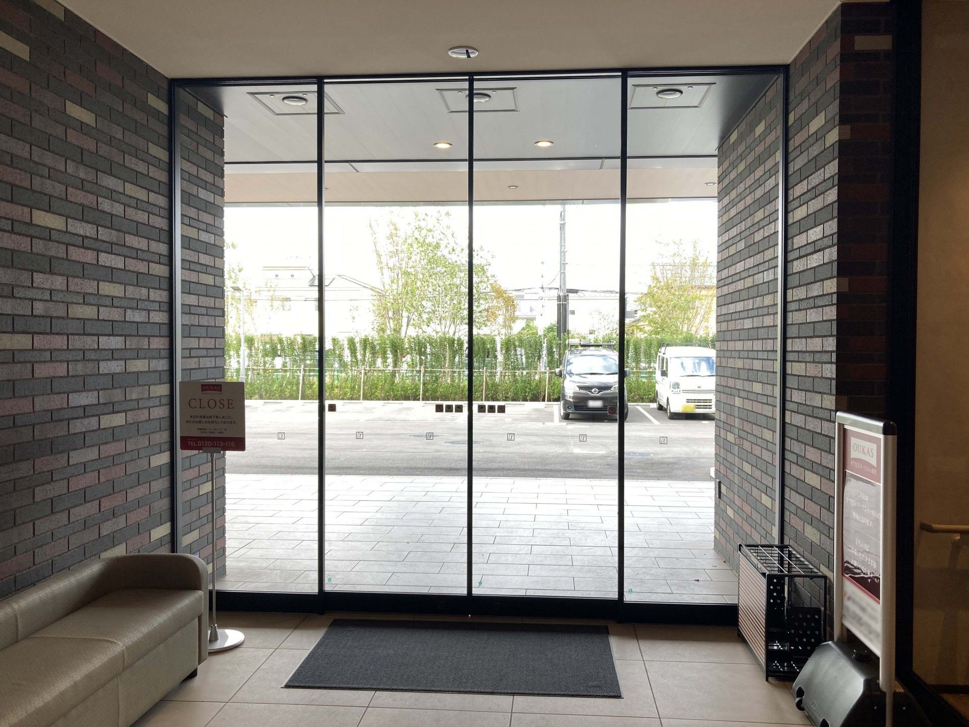 ガラス扉のエントランス