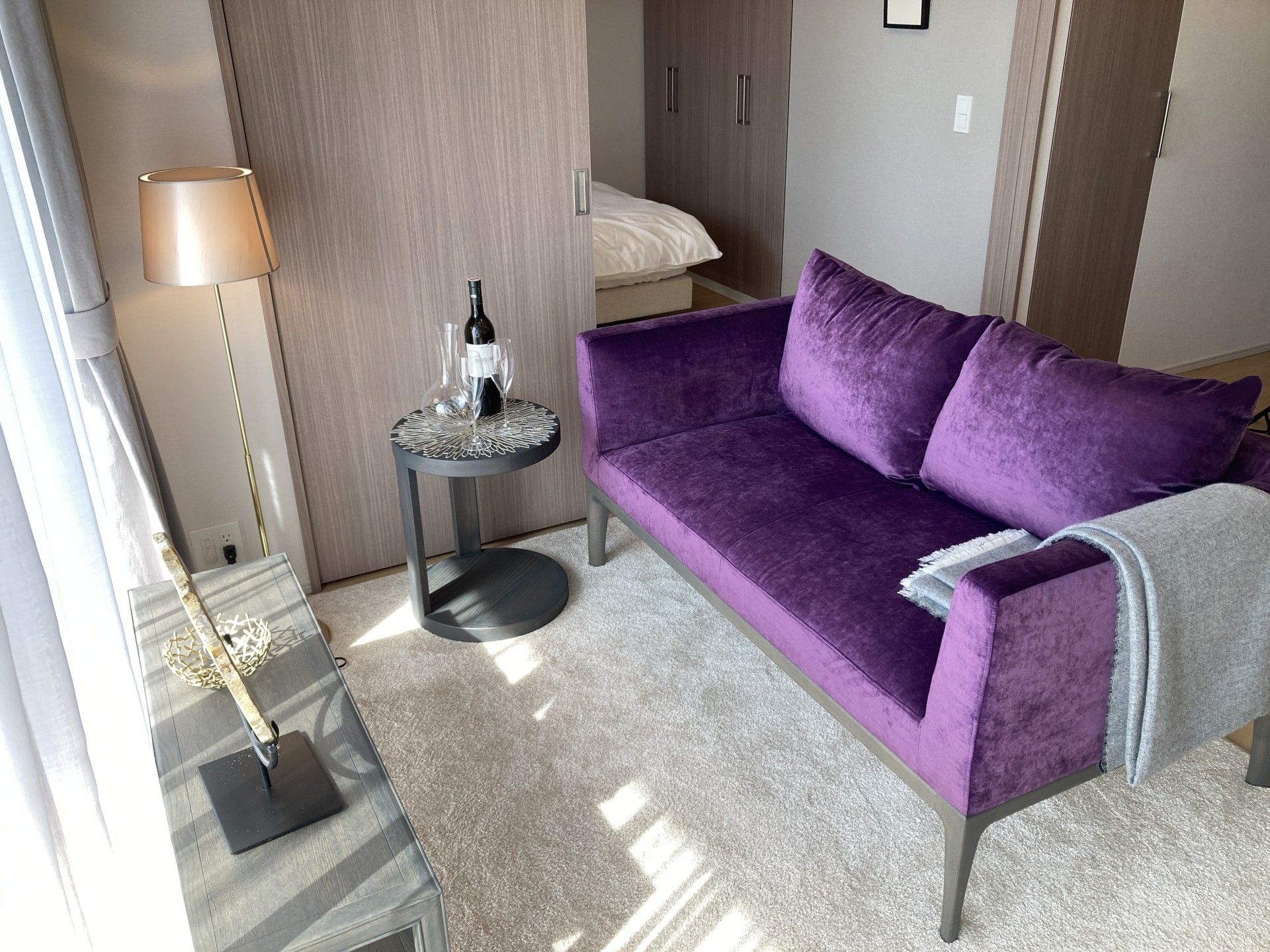 紫のソファがある部屋