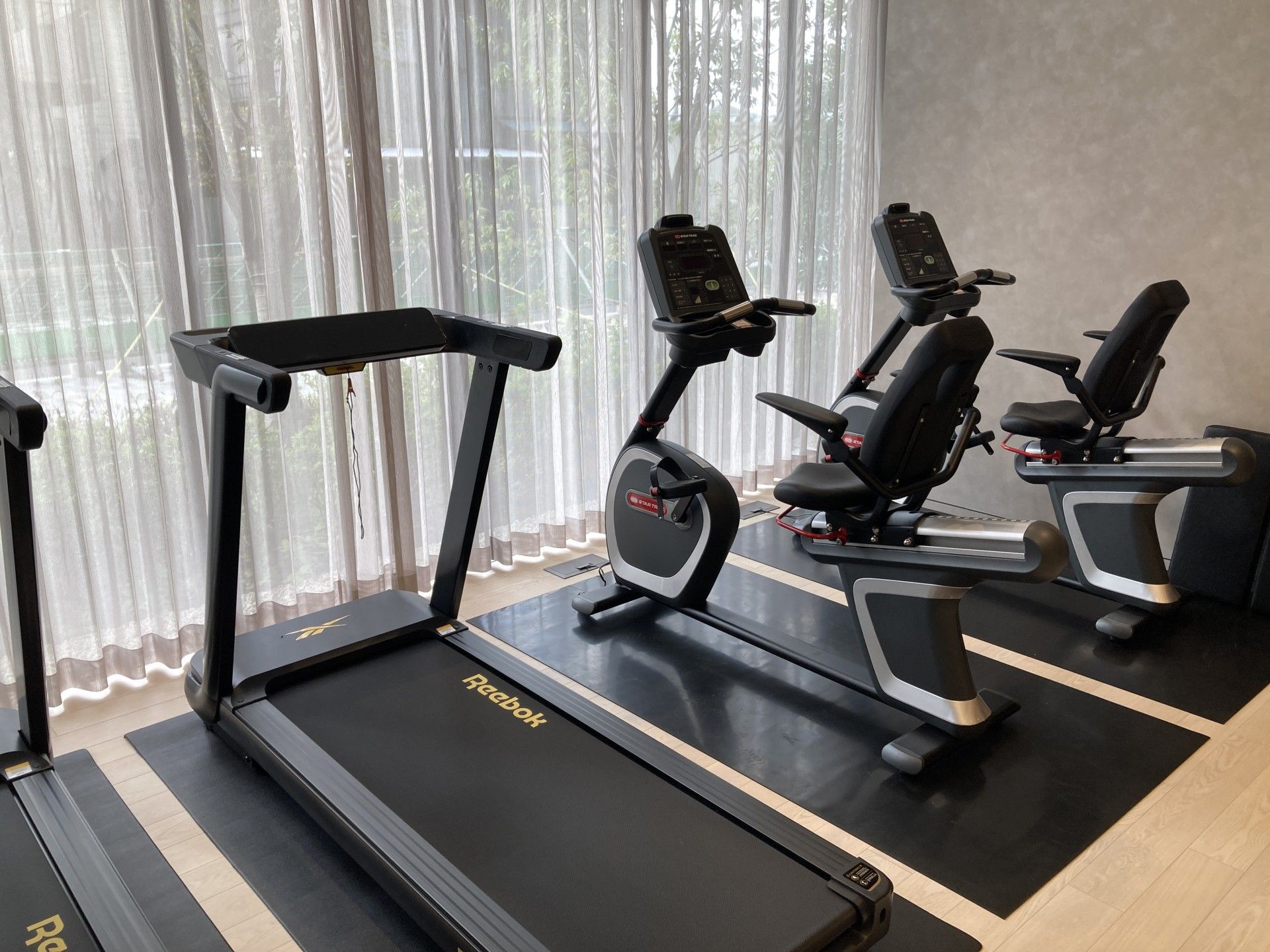 運動機器が並ぶ部屋