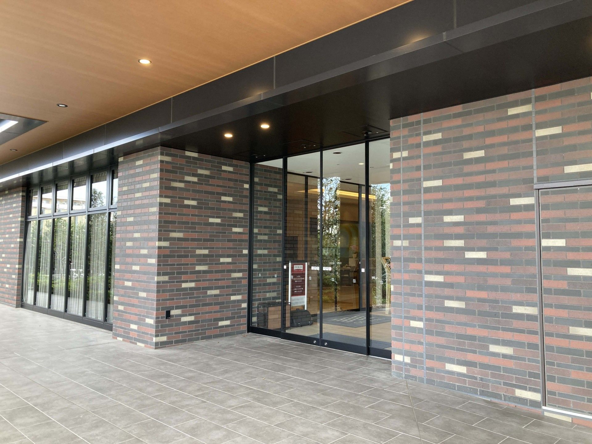 レンガ調のエントランス