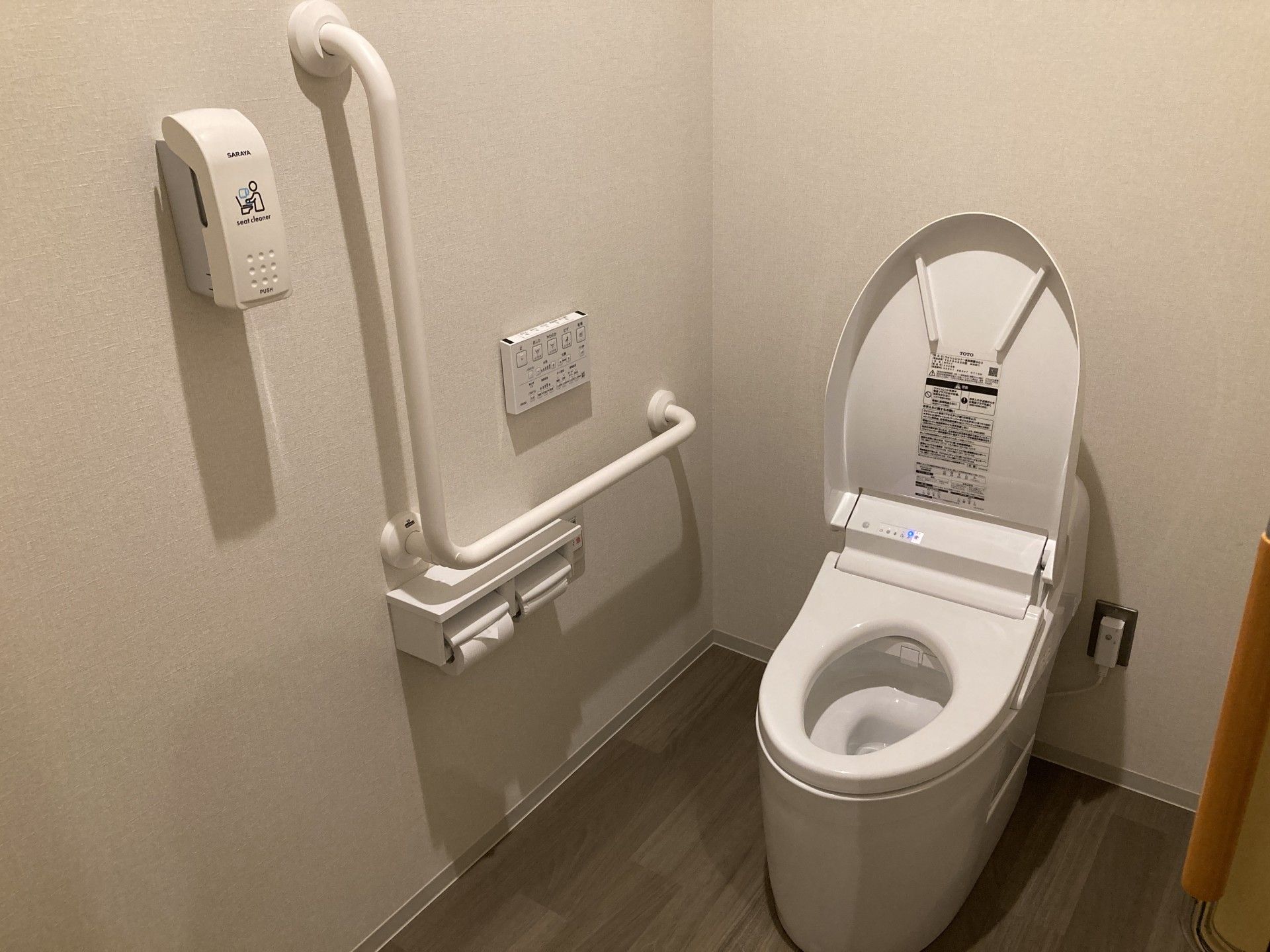 手すり付きのトイレ