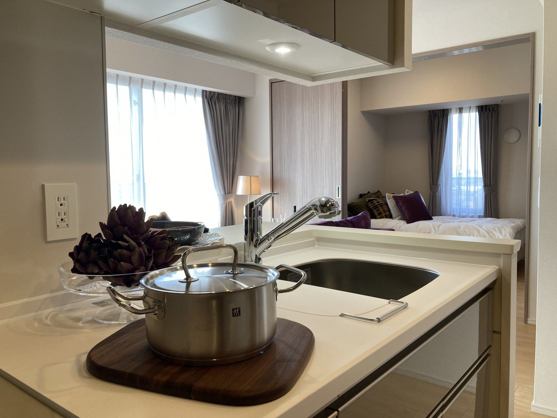 明るいキッチンと寝室