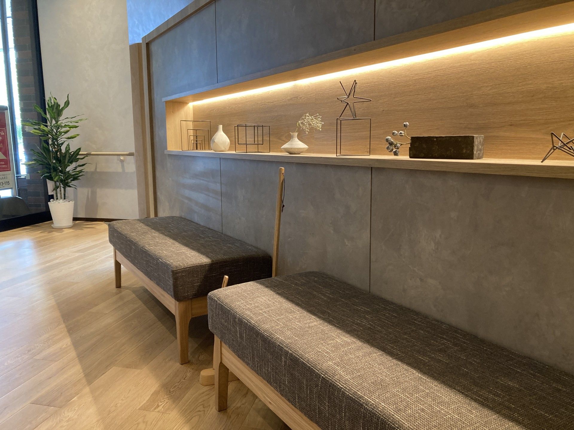落ち着いた雰囲気の待合スペース