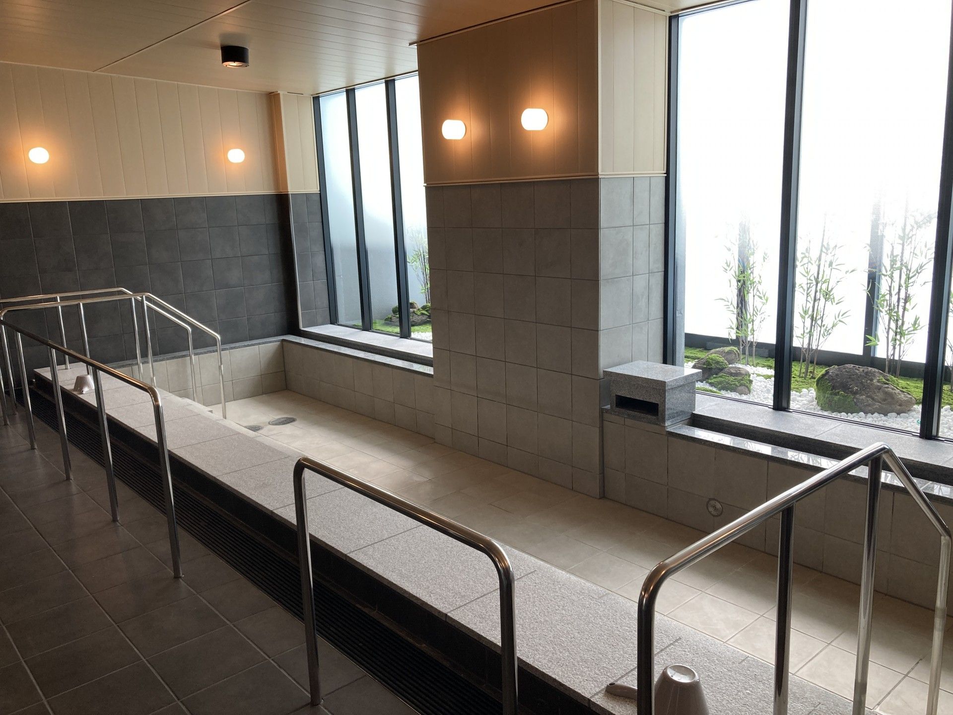 手すり付きの浴室