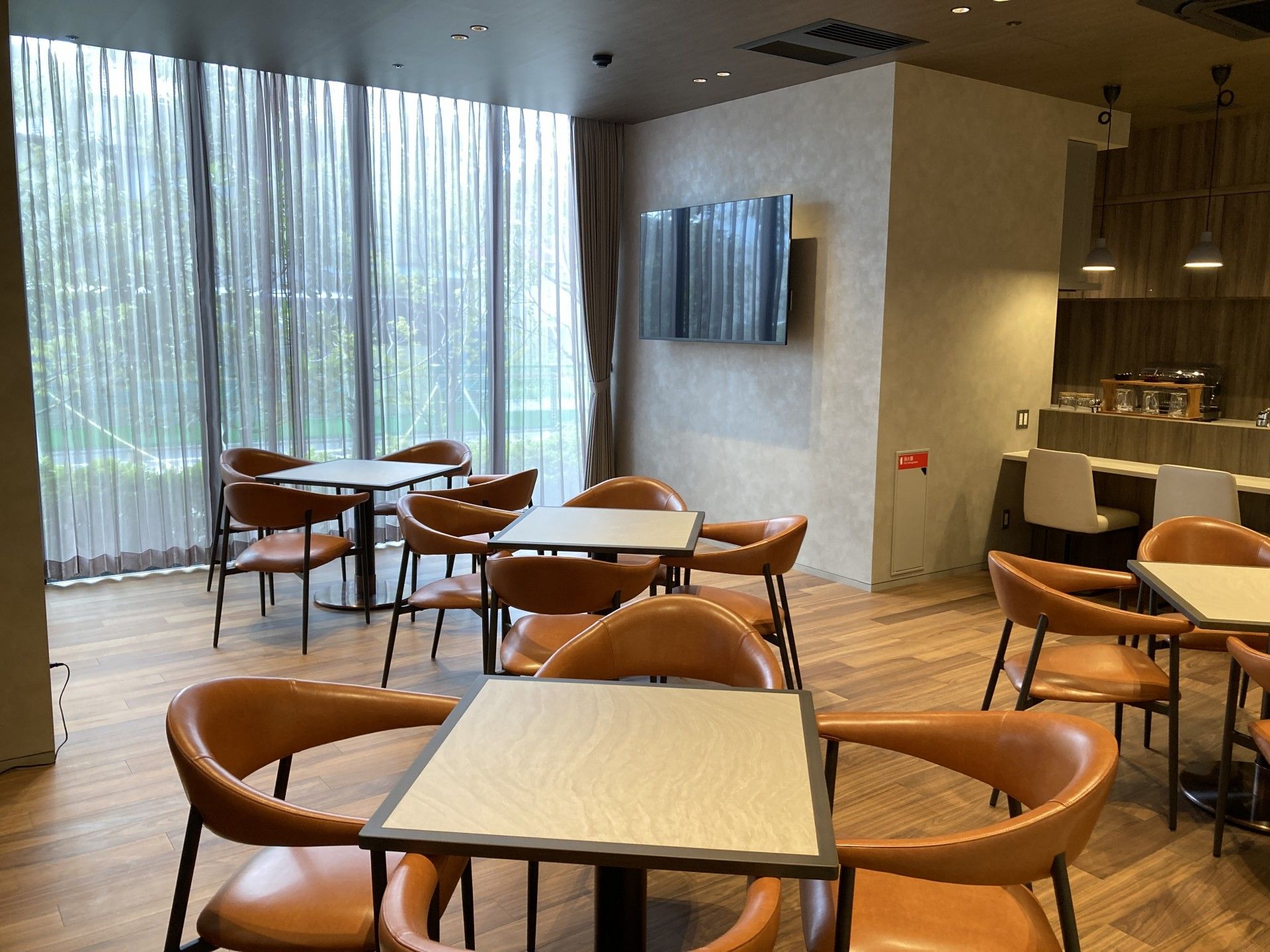 落ち着いた雰囲気の食事スペース