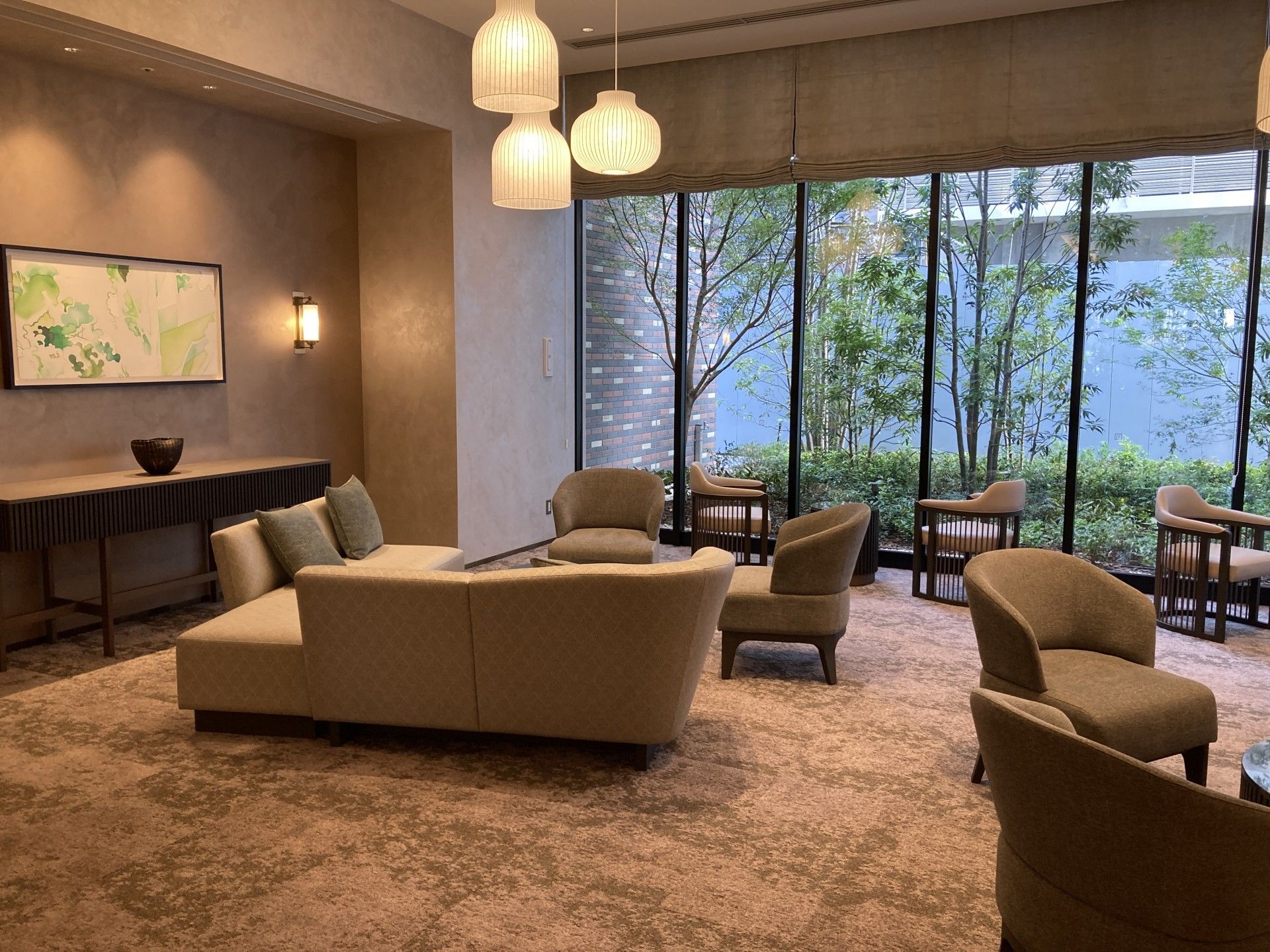 落ち着いた雰囲気のラウンジ