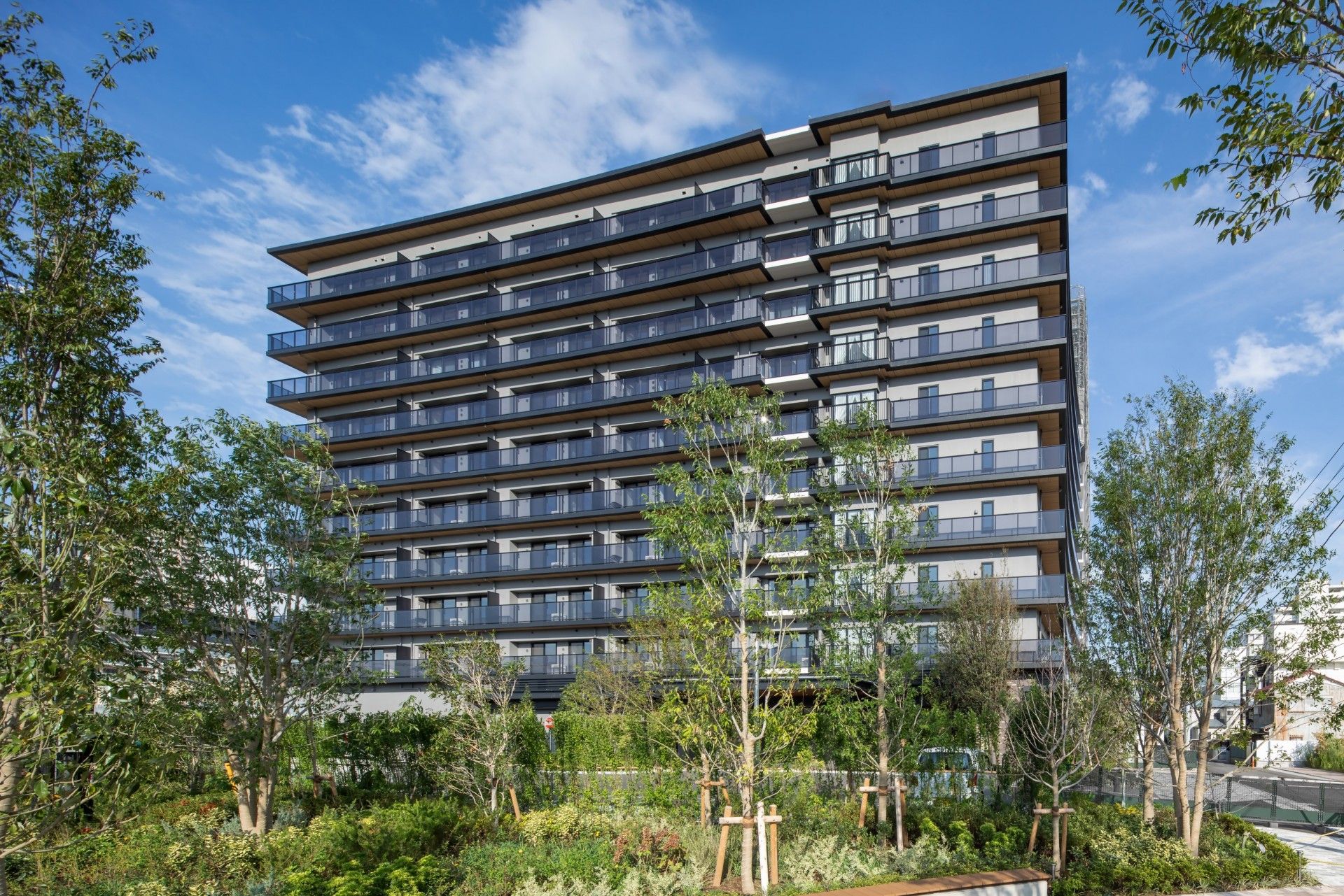 緑に囲まれた建物外観