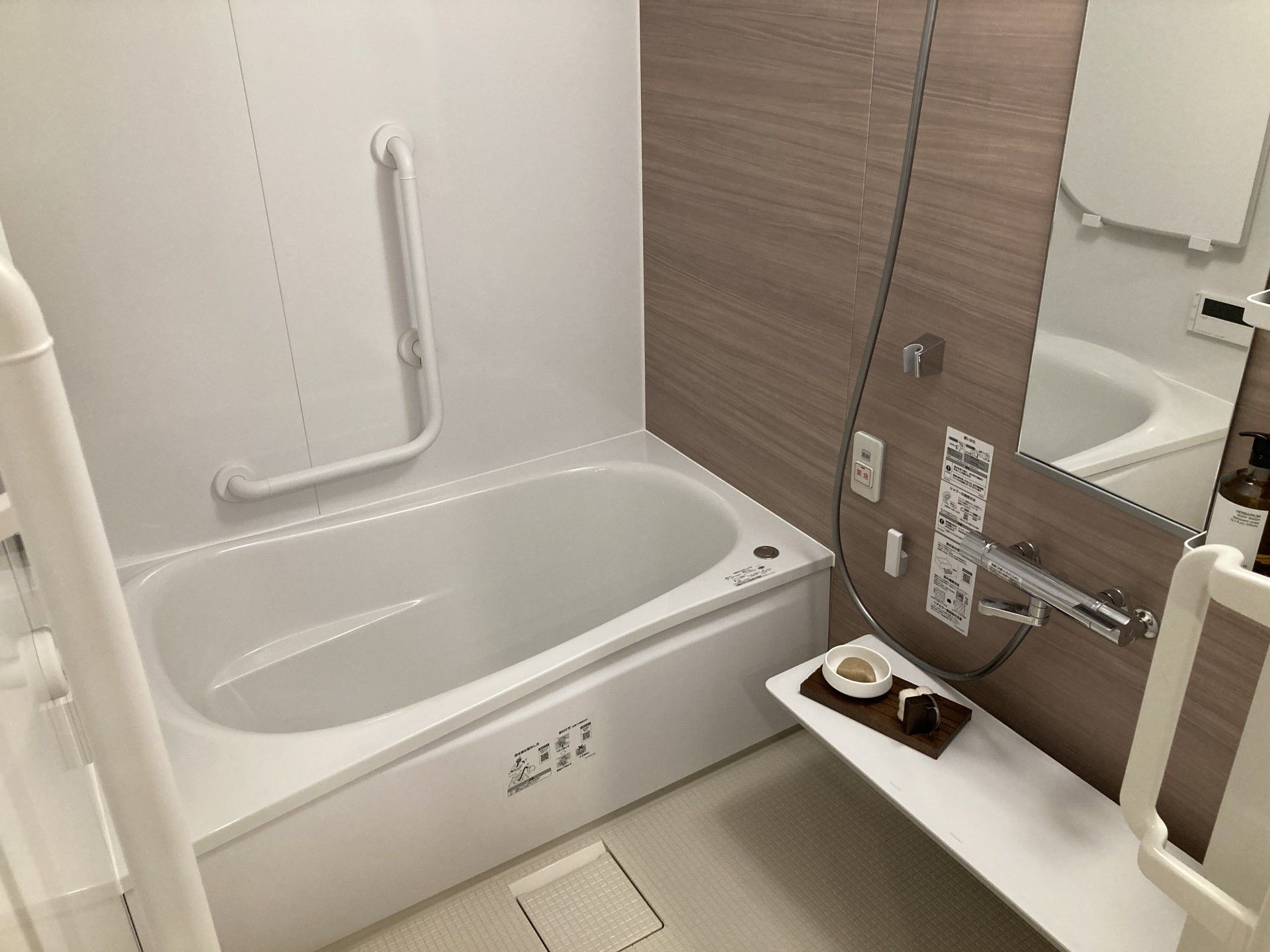手すり付きの浴室