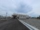 広々とした駐車場のある建物