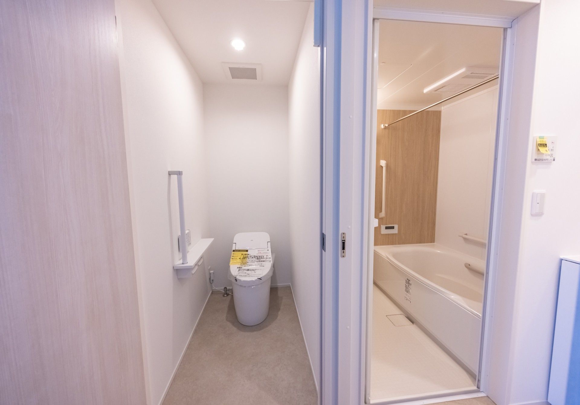 バリアフリーのトイレと浴室