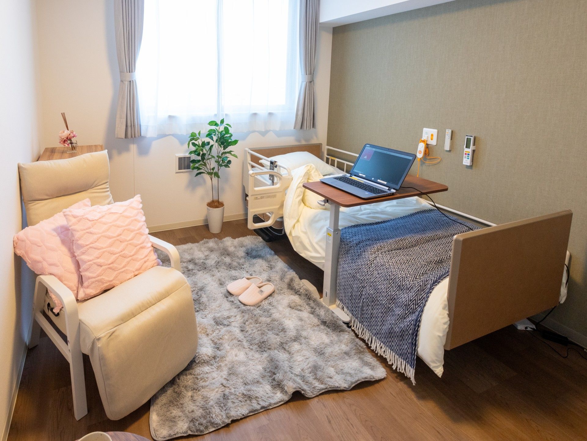 ゆったりとした外観の建物