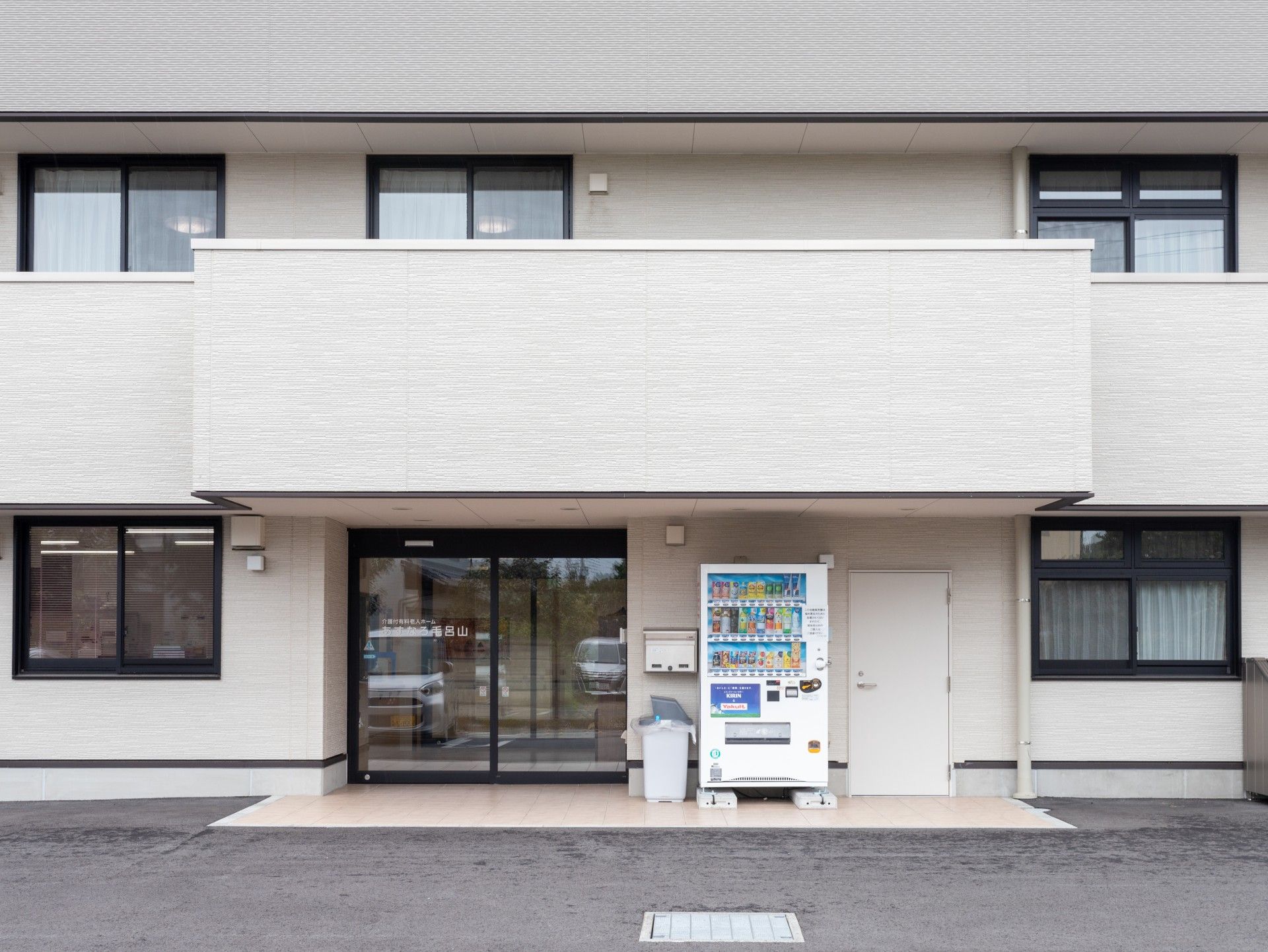 明るい入口の建物正面