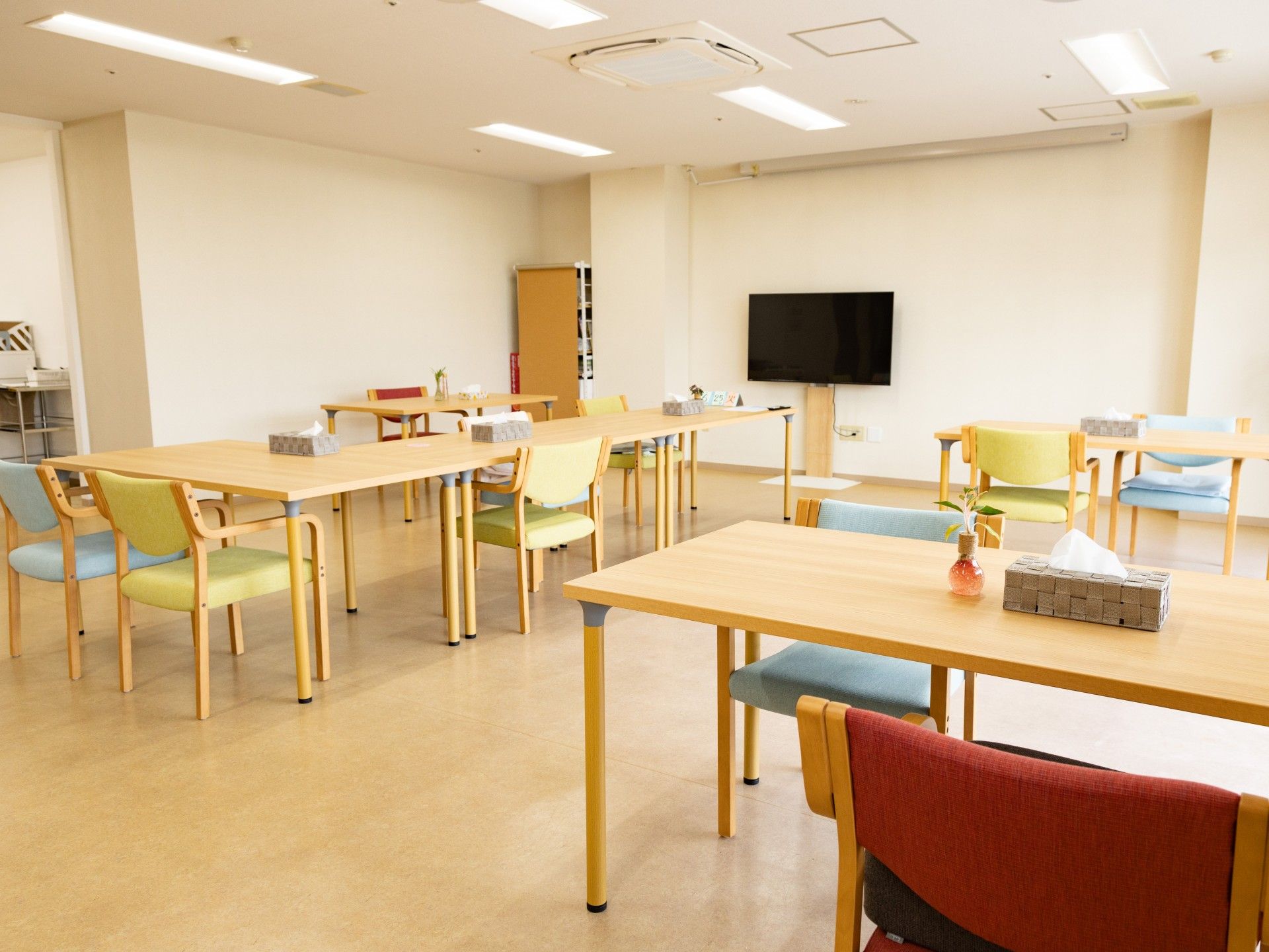 介護される老人とスタッフ