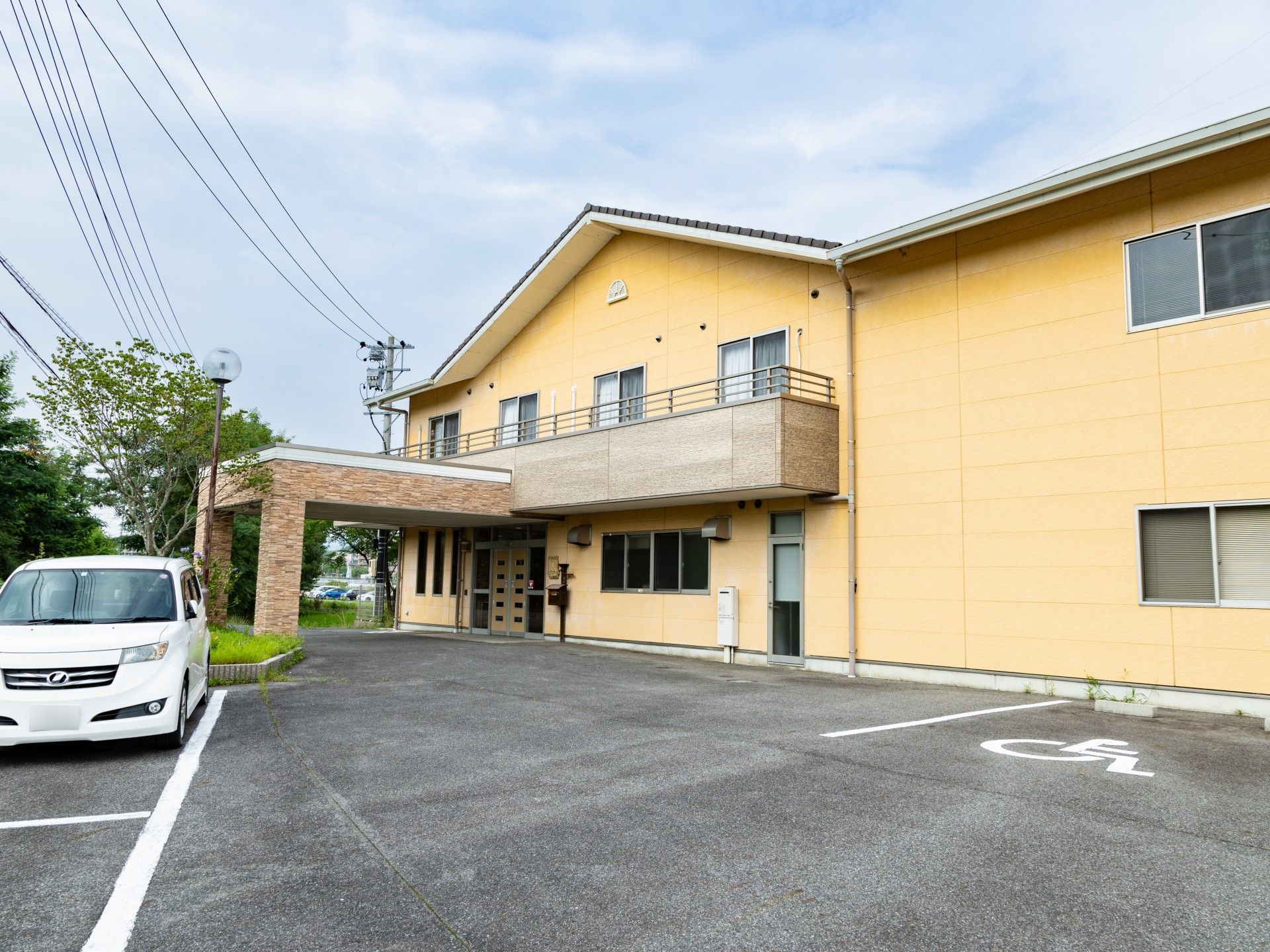 黄色い建物の外観