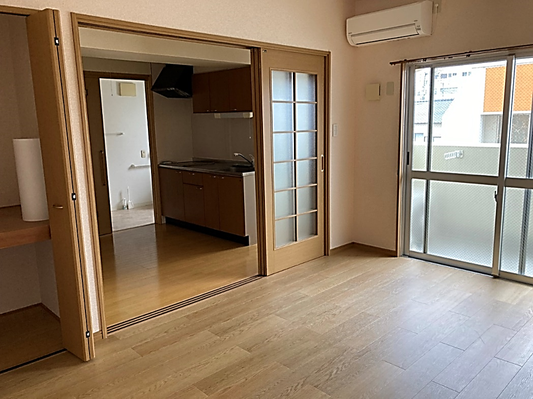 お部屋でくつろぐご入居者様