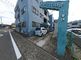 介護施設の外観と駐車場