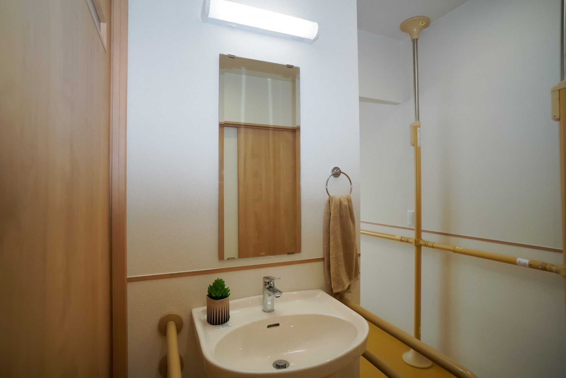 明るい照明のある洗面台