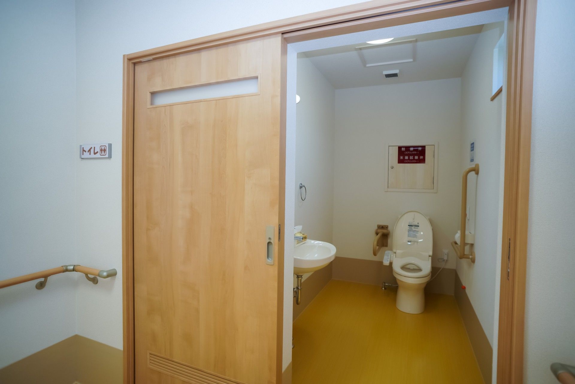手すりのついたきれいなトイレ
