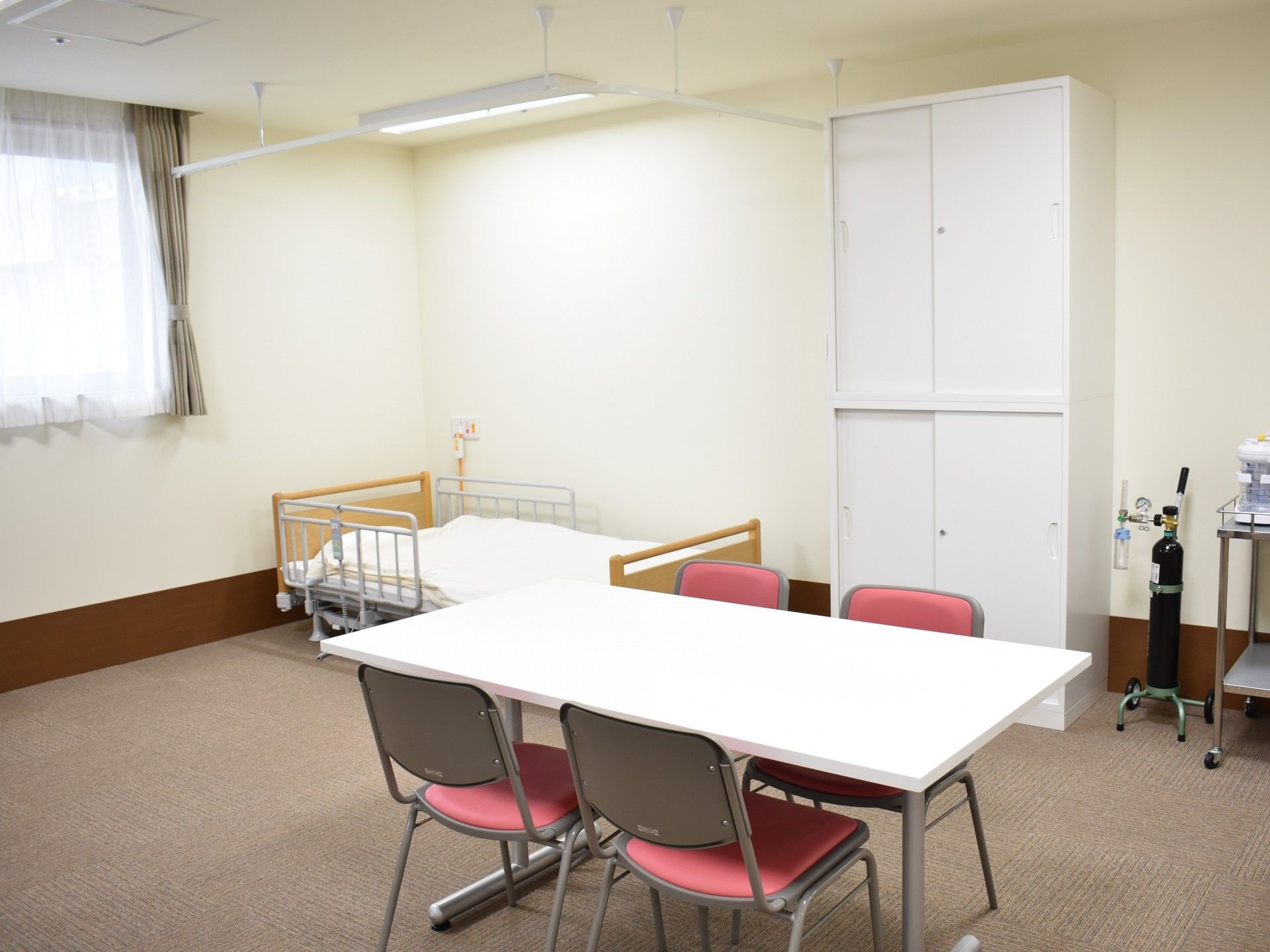 ご入居者様がサポートを受ける健康管理室