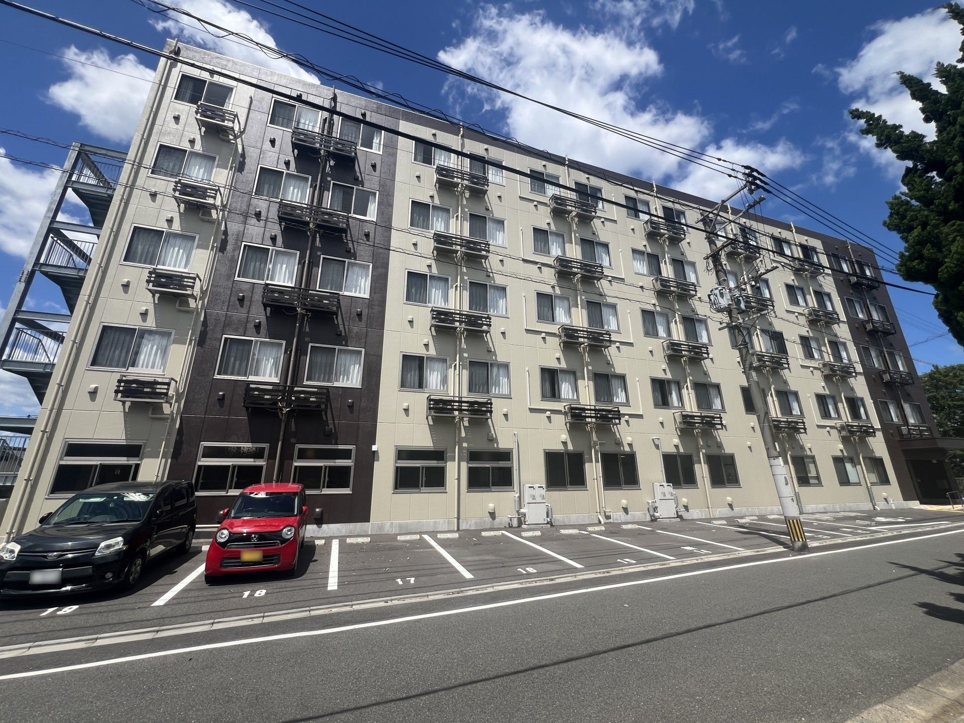 明るく清潔な外観
